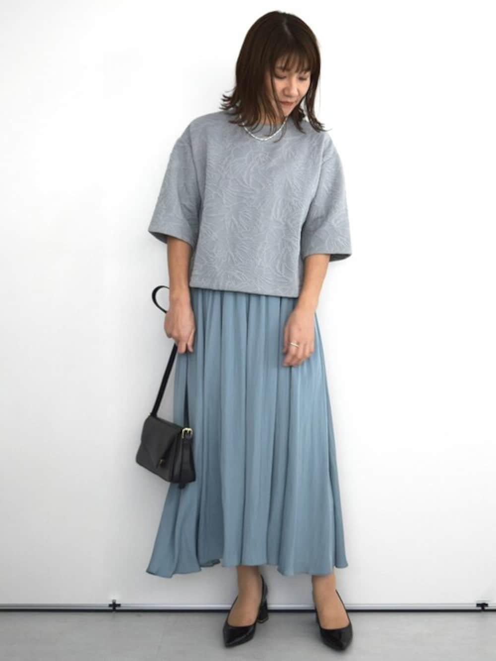 グレー系のTシャツ/カットソー、ブルー系のその他パンツを着用したレディースの秋コーディネートの1枚目の写真