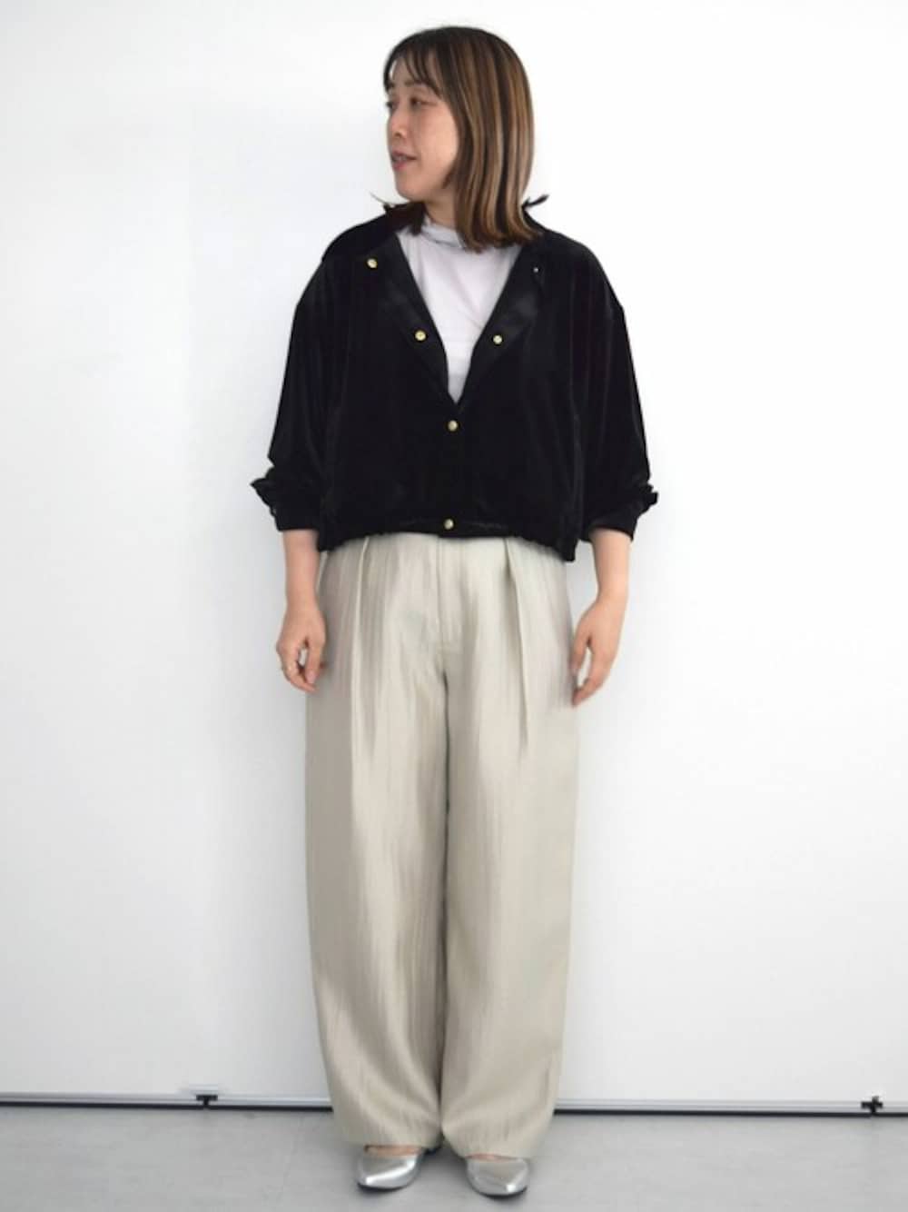 グレー系のTシャツ/カットソー、ブラック系のブルゾン、ベージュ系のその他パンツを着用したレディースの秋コーディネートの1枚目の写真