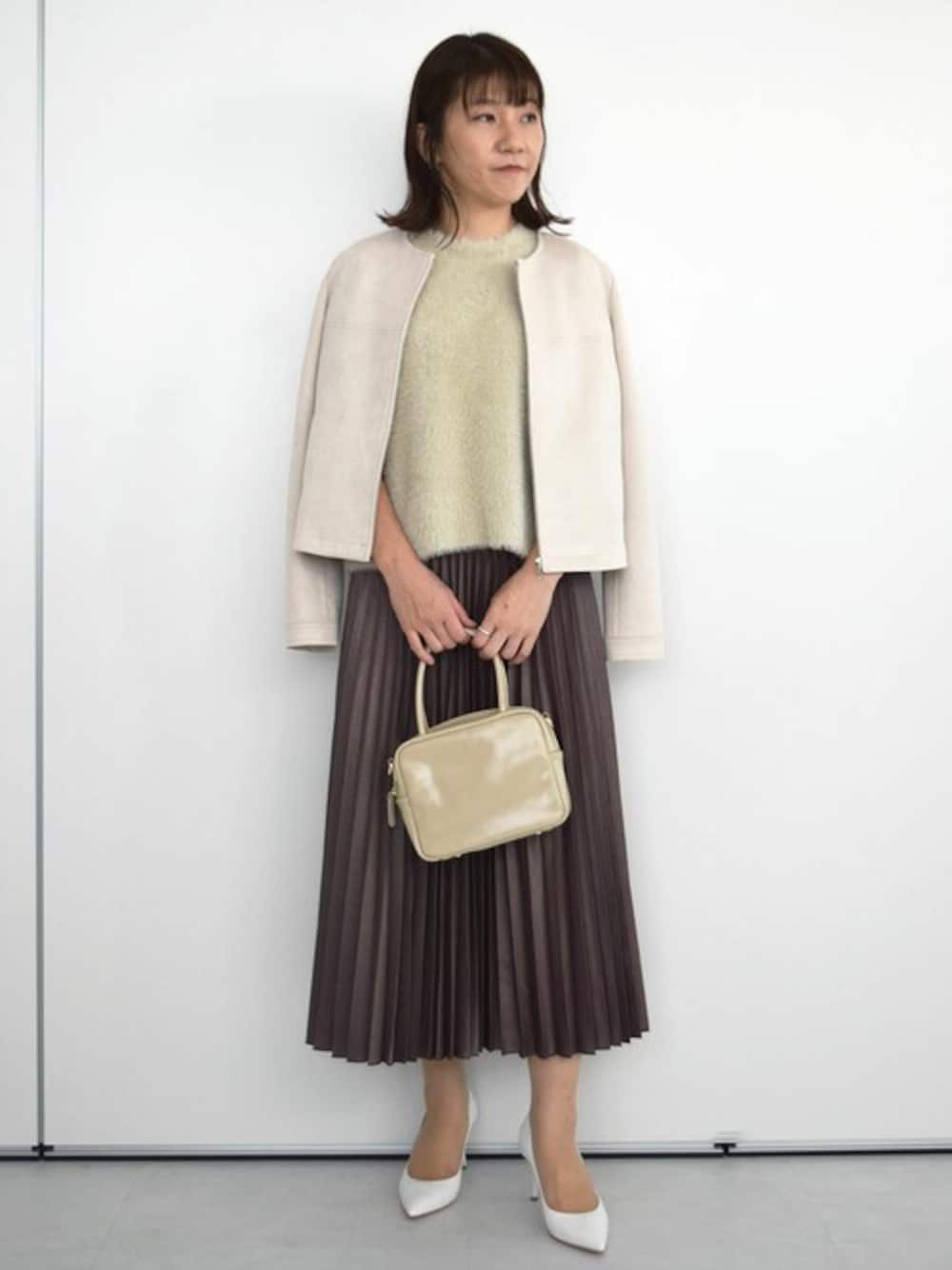 ピンク系のブルゾン、ベージュ系のニット/セーター、ブラウン系のスカートを着用したレディースの秋コーディネートの1枚目の写真