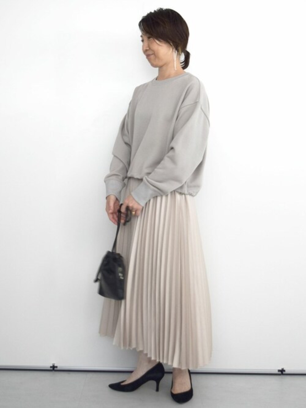 ベージュ系のスウェット、ベージュ系のスカートを着用したレディースの秋コーディネートの1枚目の写真