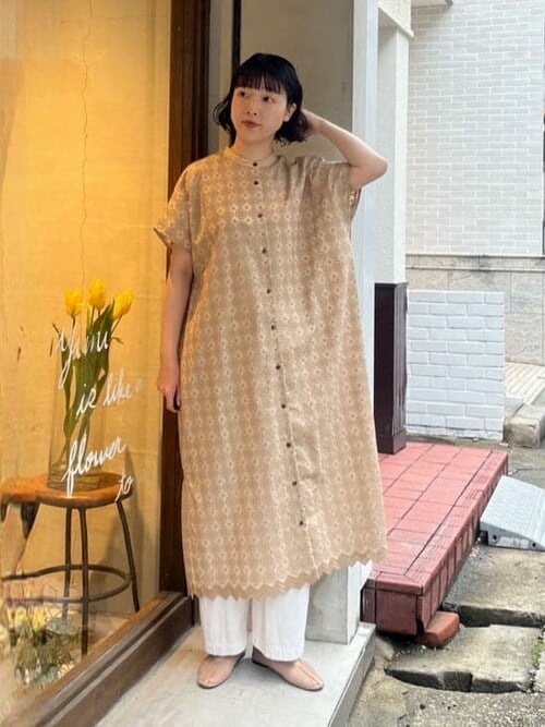 単色スカラップ刺繍バックオープンシャツワンピース（ワンピース