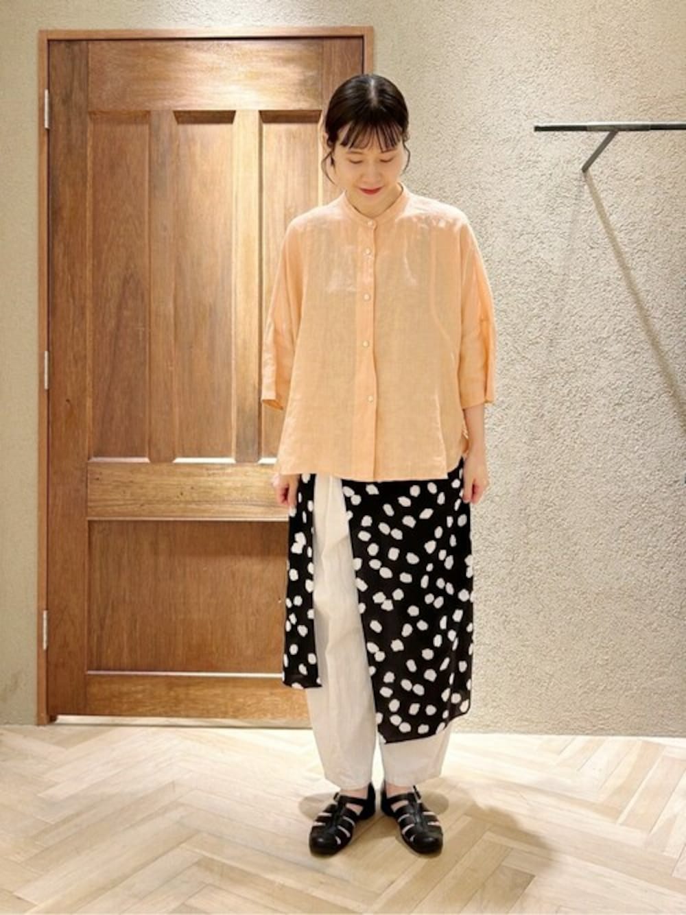 「yuniの60/1リネンワイドシャツブラウス（シャツ/ブラウス、ピンク系）」を使った、bulle de savonさん（レディース・163cm）の春コーディネートの1枚目の写真