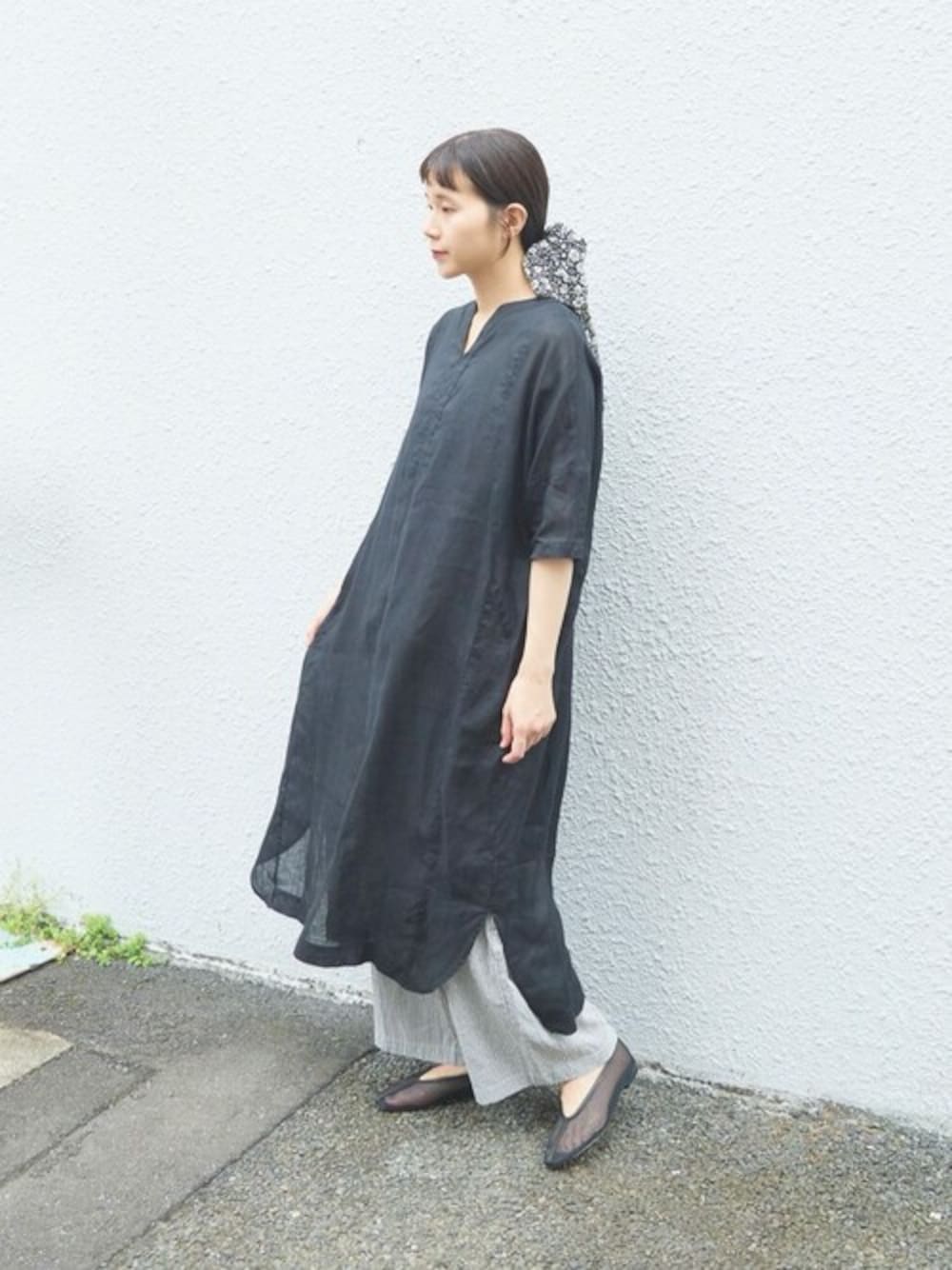 yuni（ユニ ）の「60/1リネンVネックワイドワンピース（ワンピース
