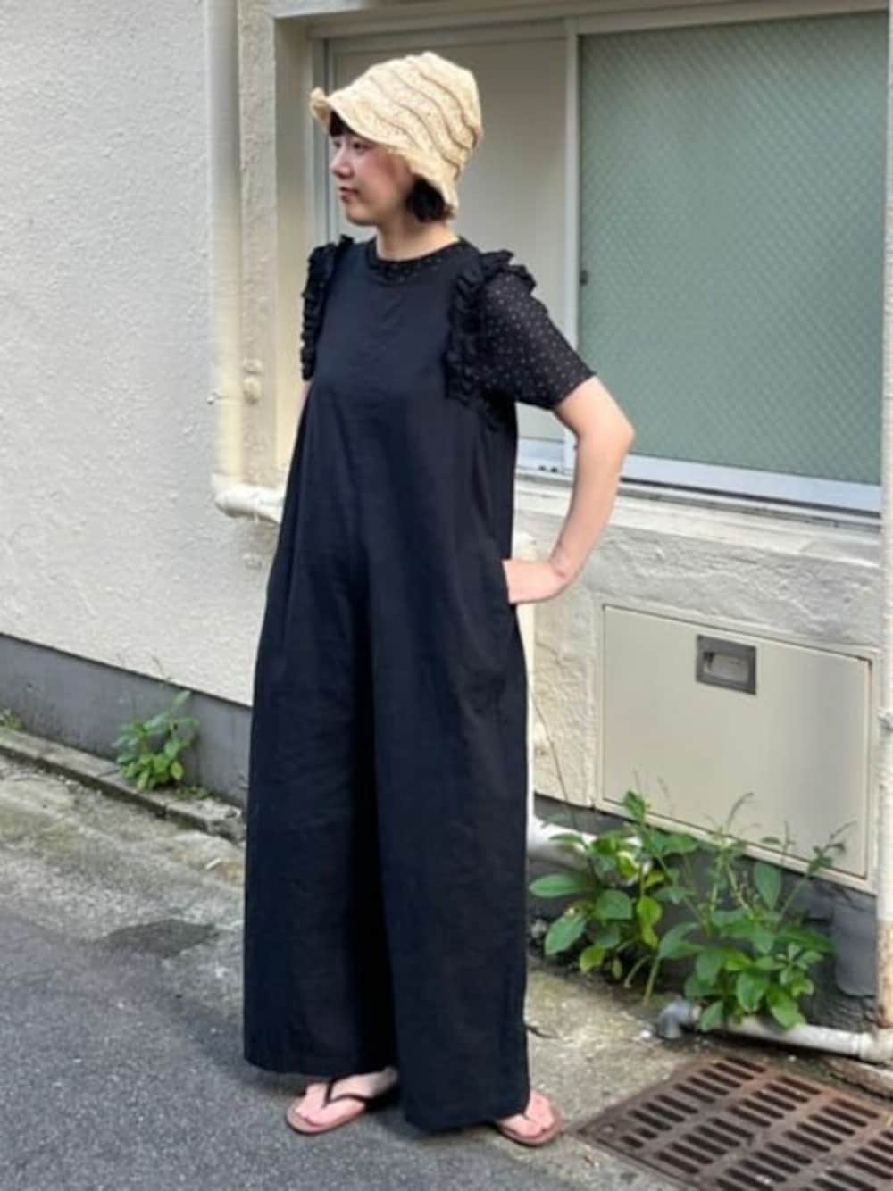「bulle de savonの△リネン/コットン ナチュラルトリプルワッシャー frill オールインワン（つなぎ/オールインワン、ブラック系）」を使った、bulle de savonさん（レディース・158cm）の夏コーディネートの1枚目の写真