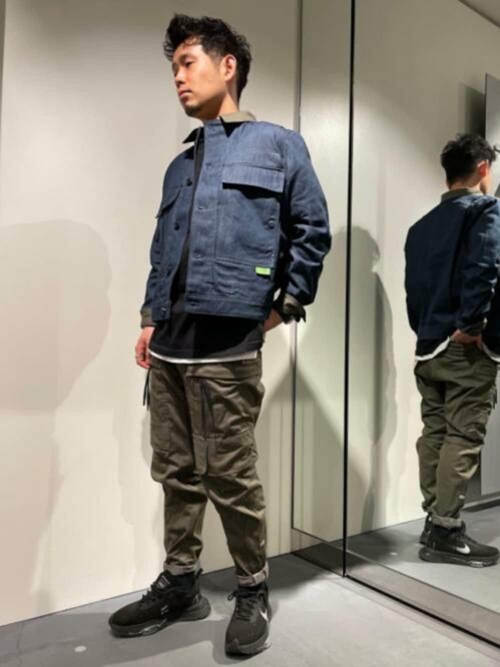 ブルー系のデニムジャケット、ブラック系のTシャツ/カットソーを着用したメンズの春コーディネートの1枚目の写真