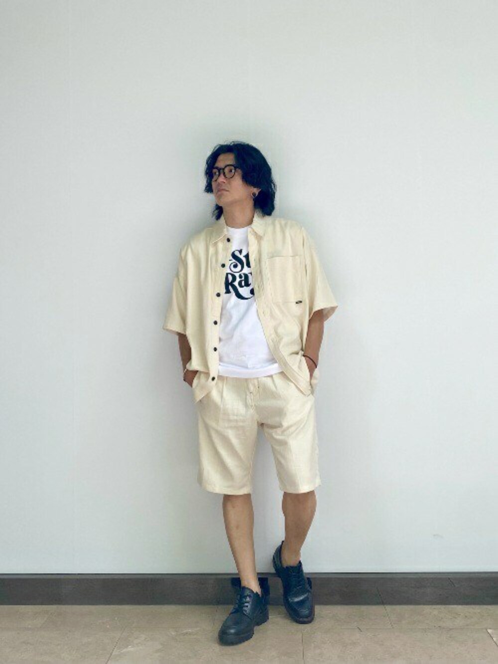 ベージュ系のシャツ/ブラウス、ホワイト系のTシャツ/カットソーを着用したメンズの夏コーディネートの1枚目の写真