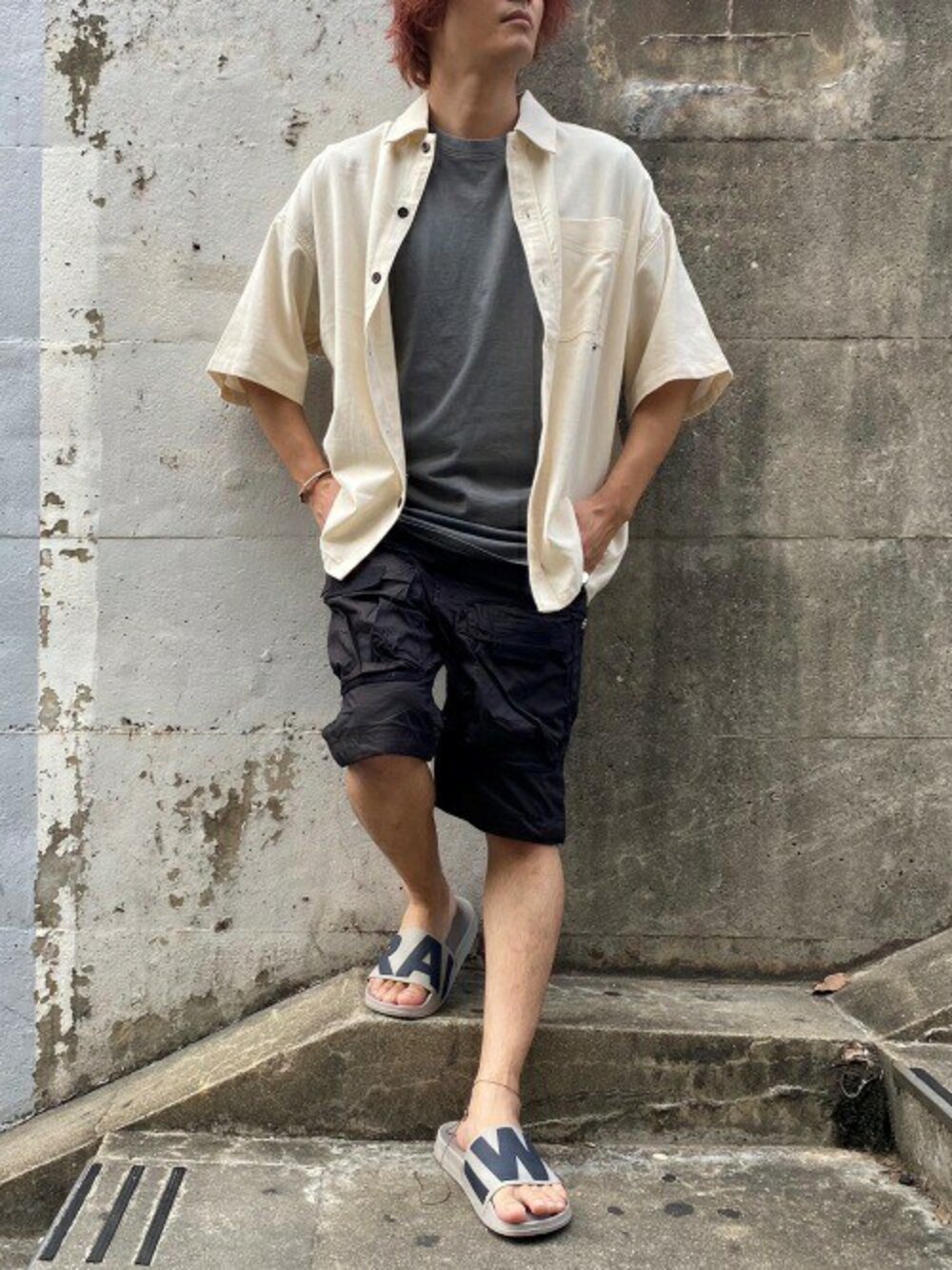ベージュ系のシャツ/ブラウスを着用したメンズの夏コーディネートの1枚目の写真