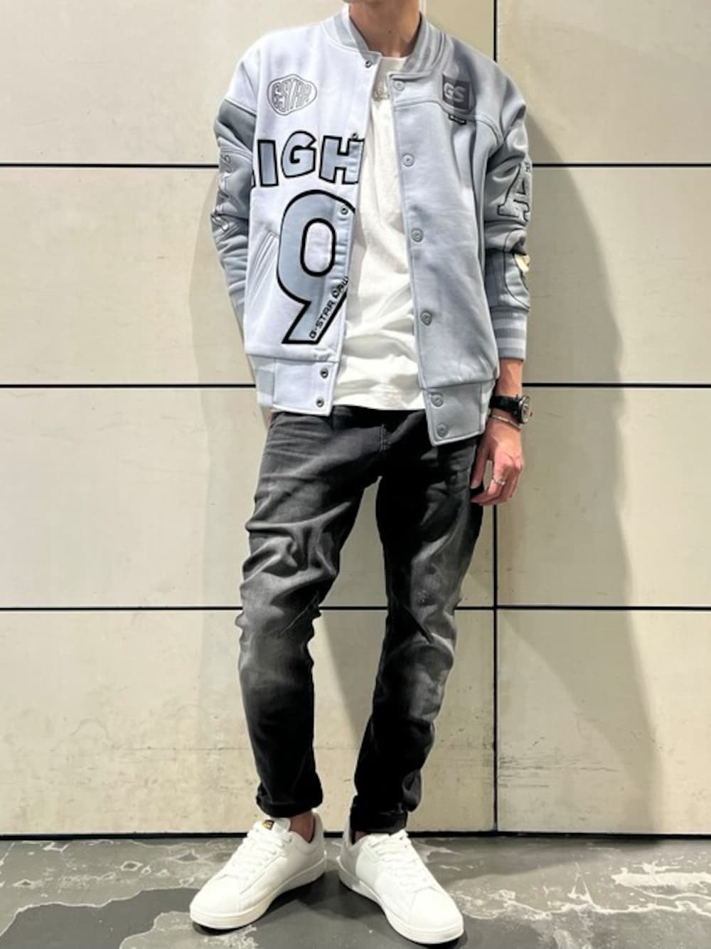 グレー系のスウェット、ブラック系のデニムパンツを着用したメンズの夏コーディネートの1枚目の写真