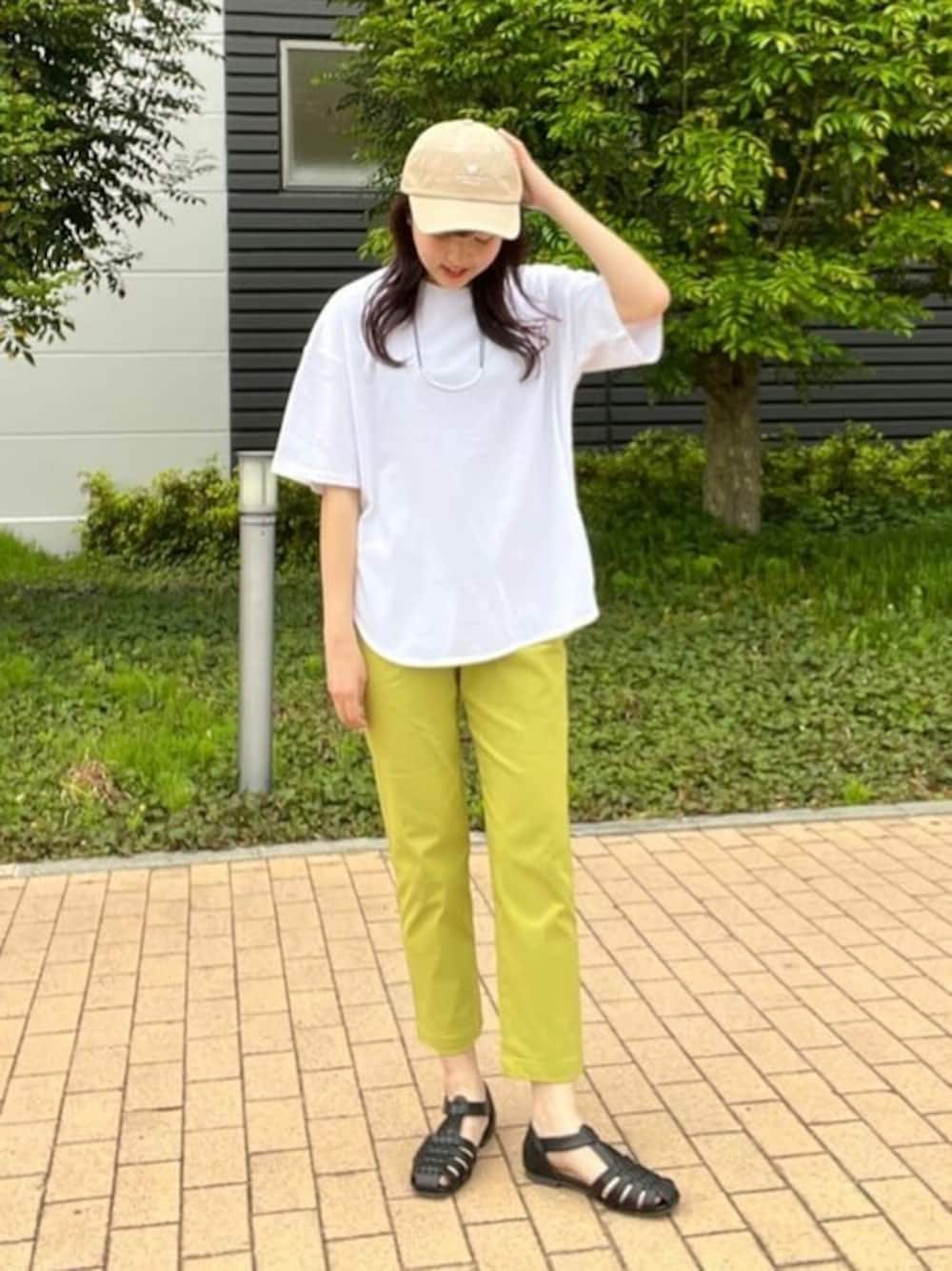 ホワイト系のTシャツ/カットソー、その他のその他パンツ、ブラック系のサンダルを着用したレディースの春コーディネートの1枚目の写真