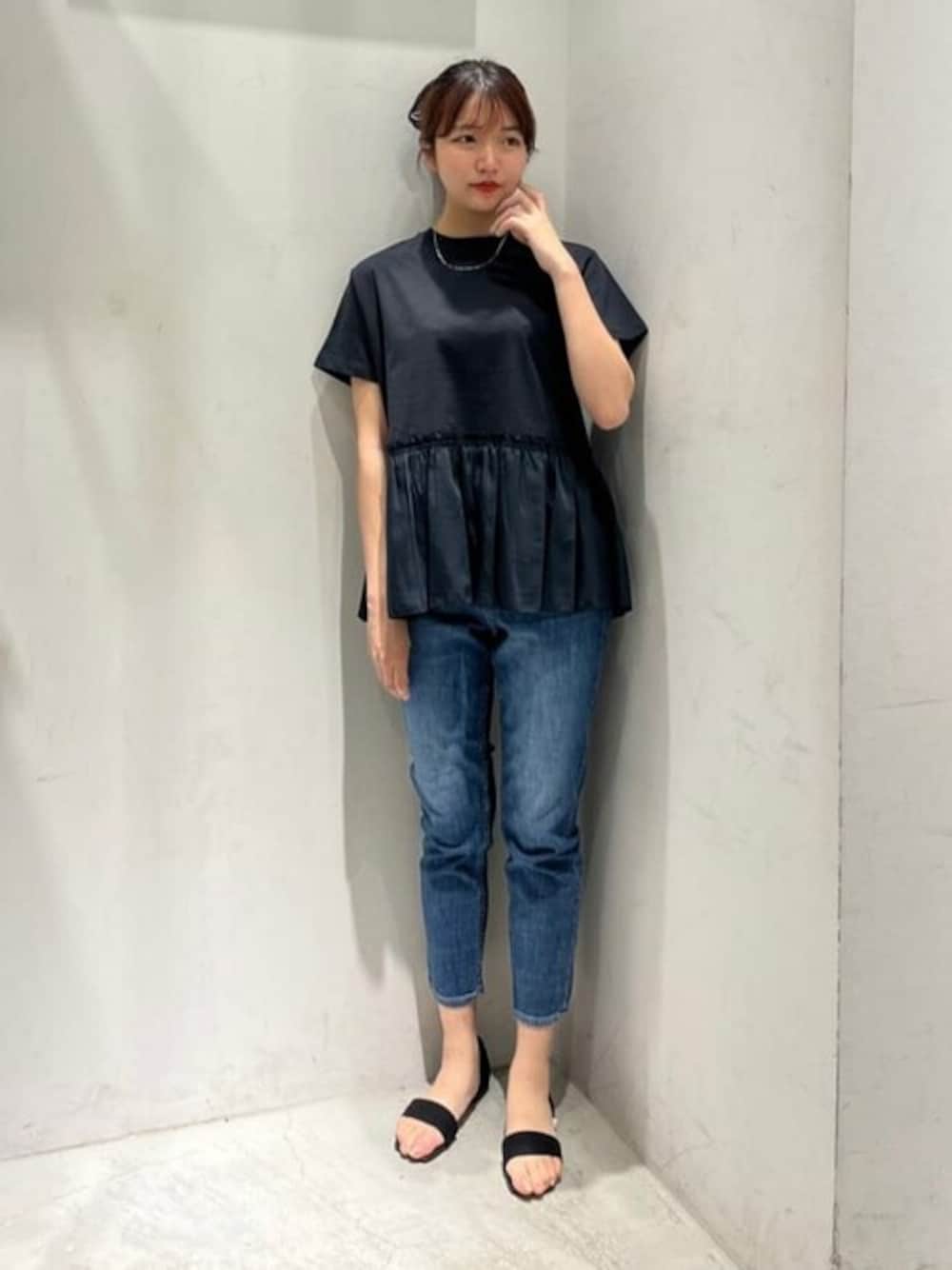 ブルー系のデニムパンツ、ブルー系のTシャツ/カットソー、ブラック系のサンダルを着用したレディースの春コーディネートの1枚目の写真