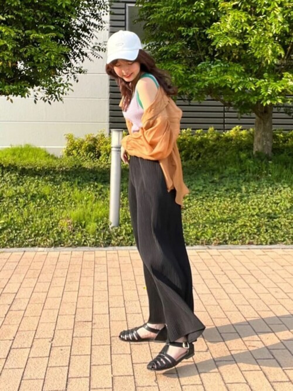 イエロー系のシャツ/ブラウス、ブラック系のその他パンツ、ブラック系のサンダルを着用したレディースの春コーディネートの1枚目の写真