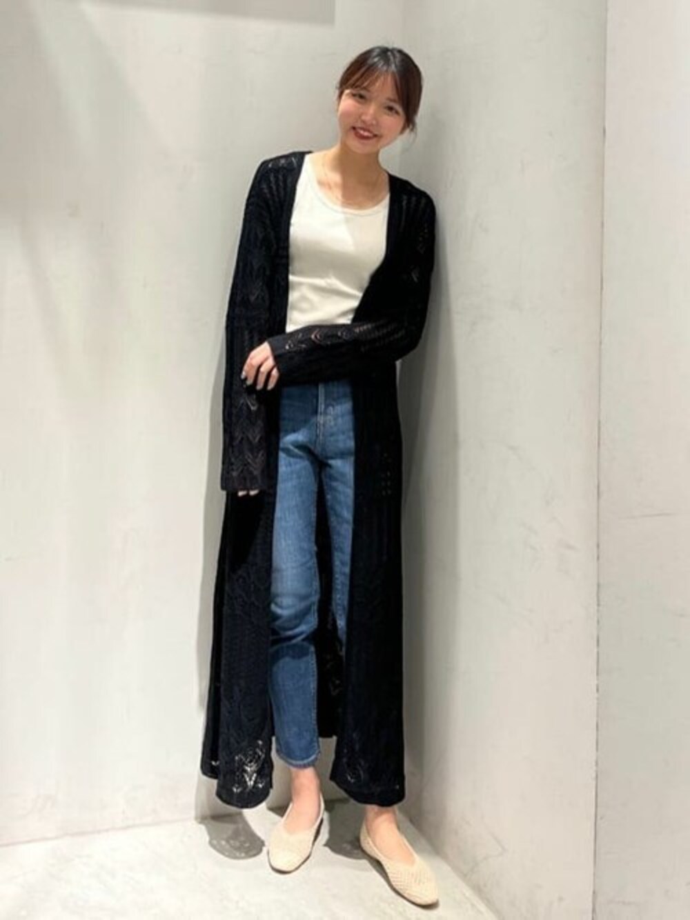ブラック系のカーディガン/ボレロ、ブルー系のデニムパンツ、ホワイト系のパンプスを着用したレディースの夏コーディネートの1枚目の写真