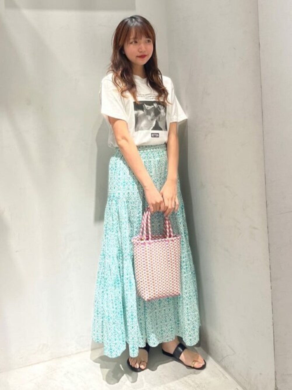その他のTシャツ/カットソー、グリーン系のスカート、ピンク系のエコバッグ/サブバッグを着用したレディースの夏コーディネートの1枚目の写真
