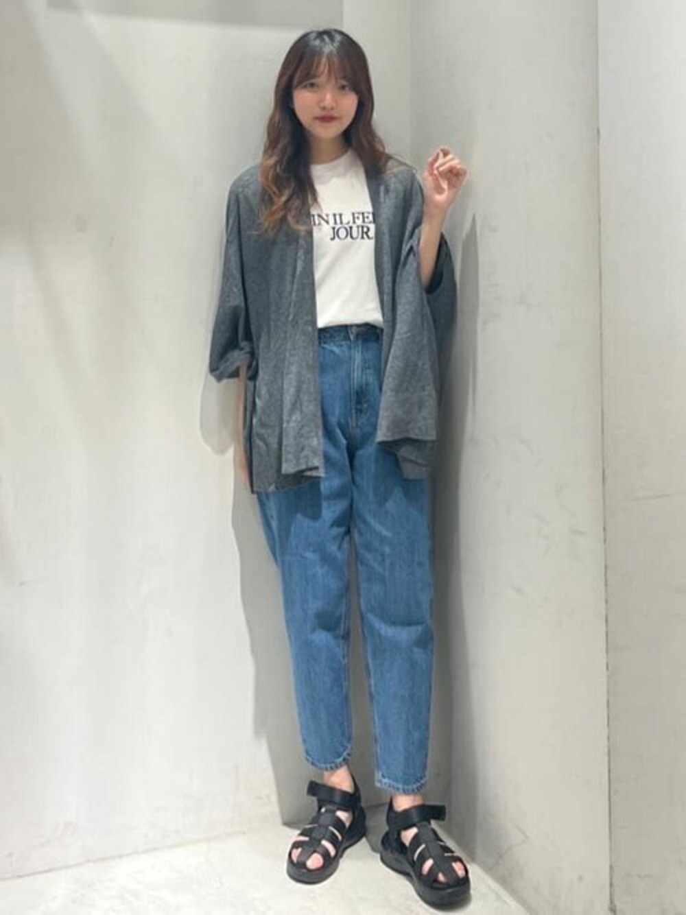 ホワイト系のTシャツ/カットソー、グレー系のカーディガン/ボレロ、ブルー系のデニムパンツを着用したレディースの夏コーディネートの1枚目の写真