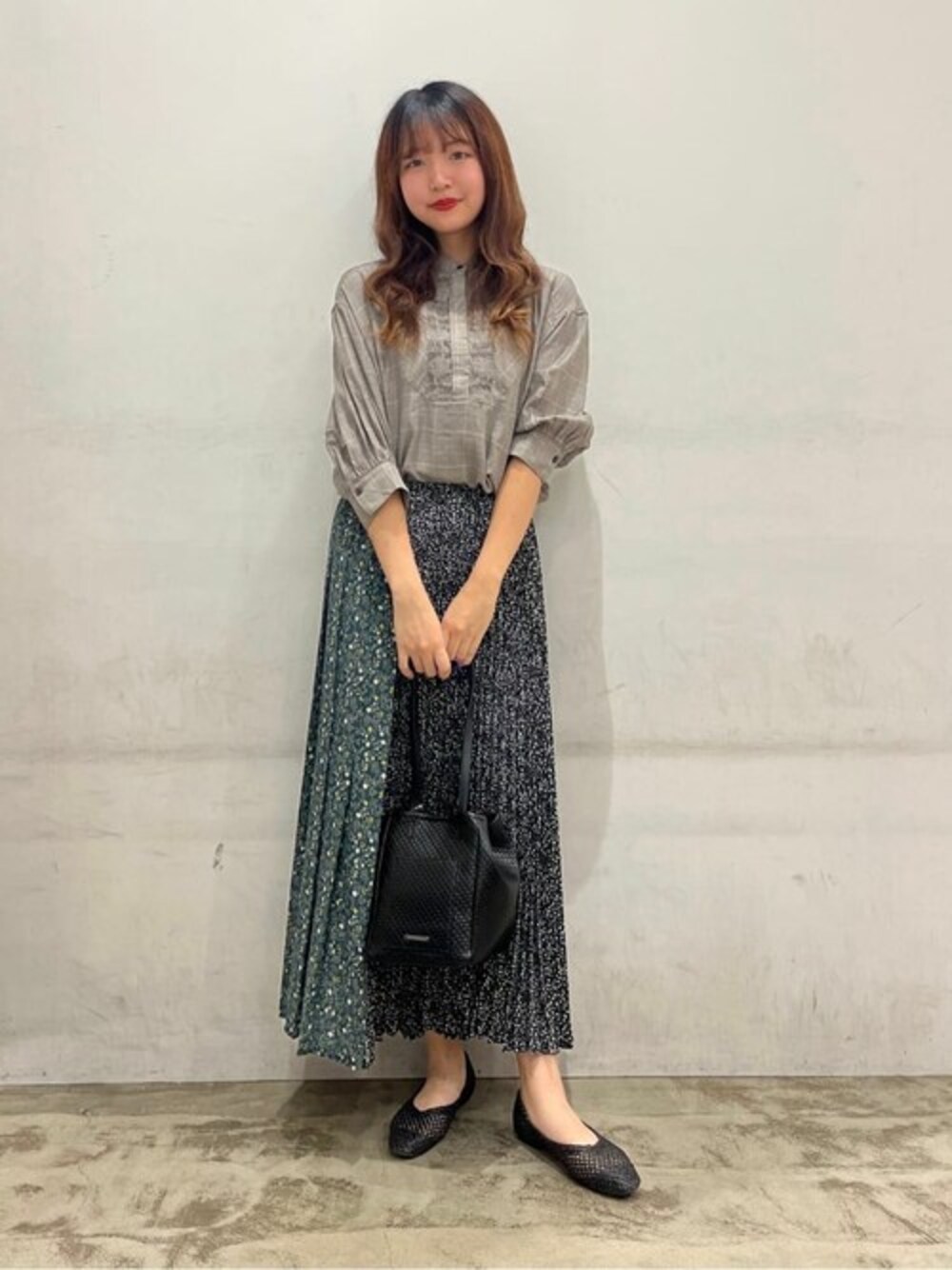 その他のシャツ/ブラウス、グリーン系のスカート、ブラック系のパンプスを着用したレディースの夏コーディネートの1枚目の写真