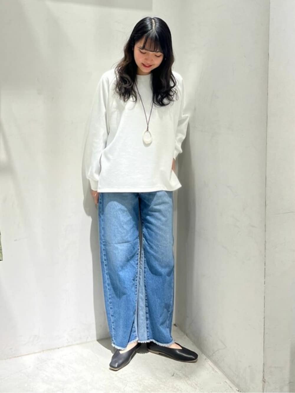 ホワイト系のTシャツ/カットソー、ブルー系のデニムパンツ、ブラック系のパンプスを着用したレディースの春コーディネートの1枚目の写真