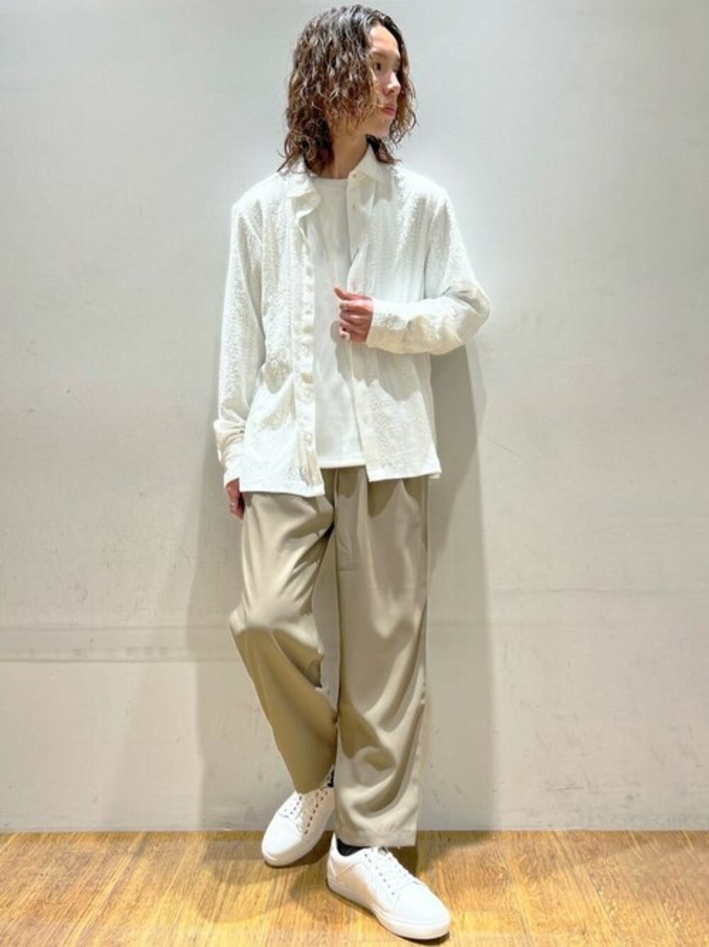 「カジュアル、ホワイト、オーバーサイズ、シャツスタイル、お洒落さんとつながりたい、おしゃれさんと繋がりたい」｜「MK MICHEL KLEIN HOMME のカットワーク楊柳シャツ（シャツ/ブラウス、ホワイト系）」を使った、MK MICHEL KLEIN hommeさん（メンズ・171cm）の春コーディネートの1枚目の写真
