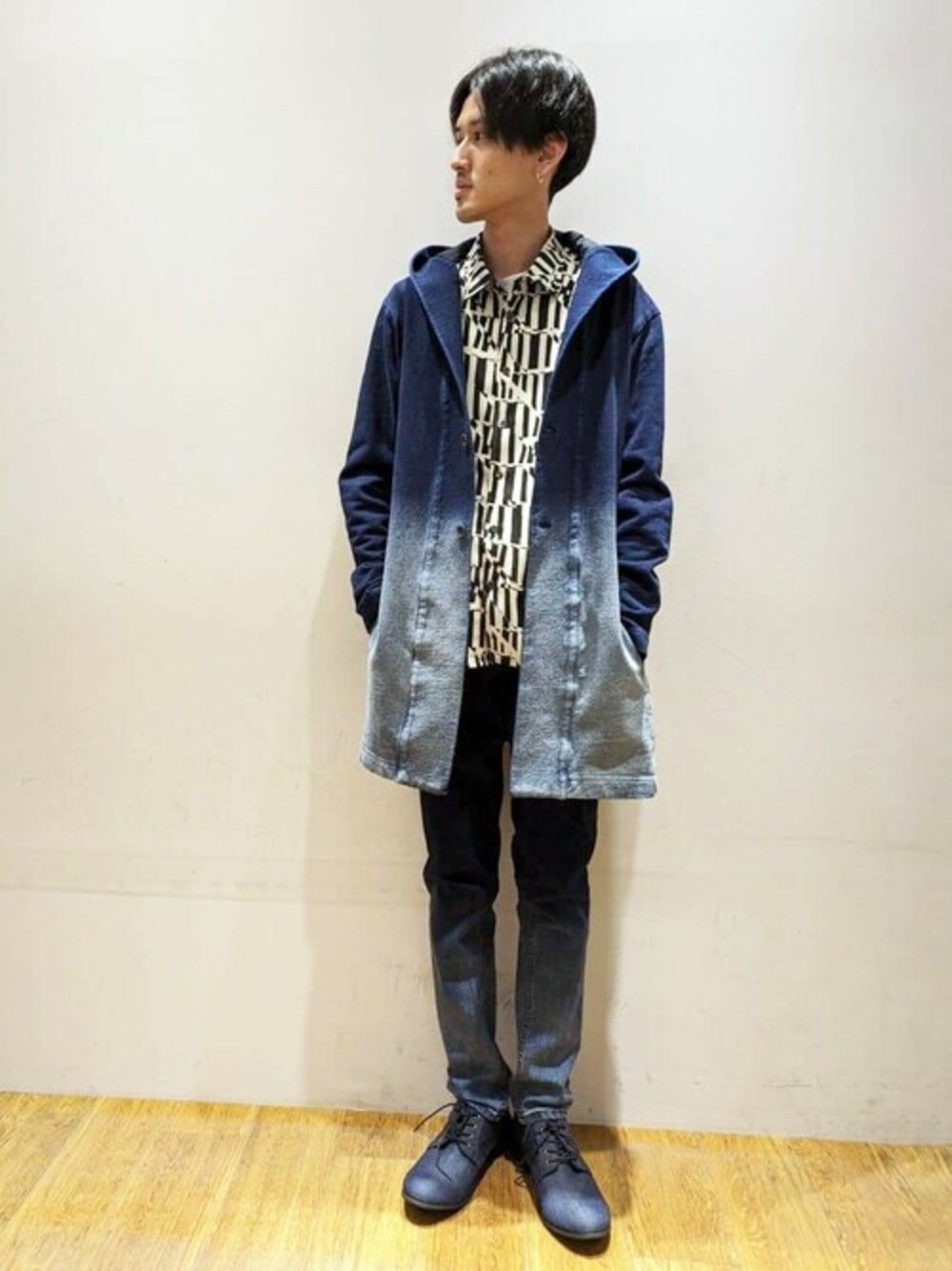 「カーディガン、デニム、カジュアル、ブルー、ネイビー、お洒落さんとつながりたい、おしゃれさんと繋がりたい」｜「MK MICHEL KLEIN HOMME のグラデーションデニムジャージ ロングパーカー（パーカー、ブルー系）」を使った、MK MICHEL KLEIN hommeさん（メンズ・172cm）の春コーディネートの1枚目の写真