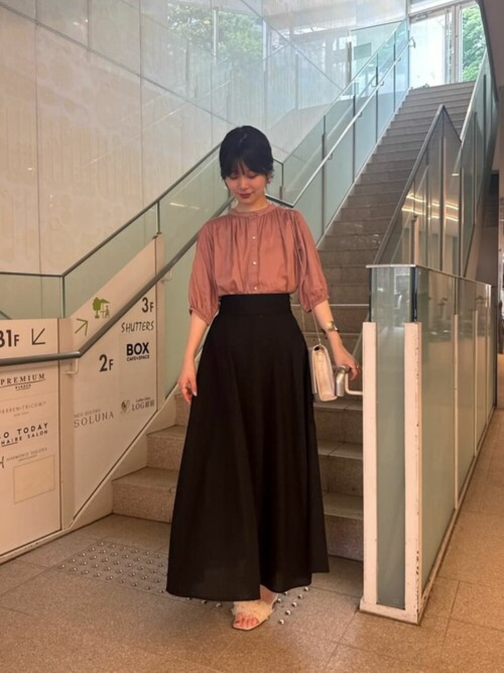 「通勤コーデ、オフィスカジュアル、20度、スタッフセンバツ」｜「natural coutureの麻混ギャザーブラウス（シャツ/ブラウス、ピンク系）」を使った、おそのさん（レディース・167cm）の春コーディネートの1枚目の写真