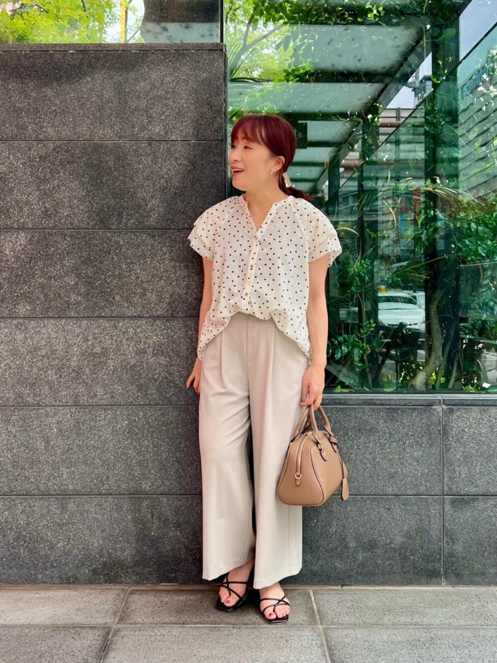 ベージュ系のその他パンツ、ホワイト系のシャツ/ブラウス、ベージュ系のボストンバッグを着用したレディースの夏コーディネートの1枚目の写真