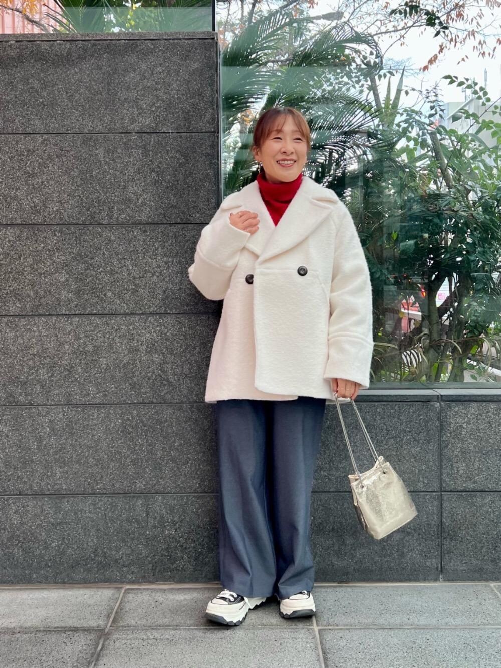 ブルー系のその他パンツ、ホワイト系のその他アウター、シルバー系のショルダーバッグを着用したレディースの冬コーディネートの1枚目の写真