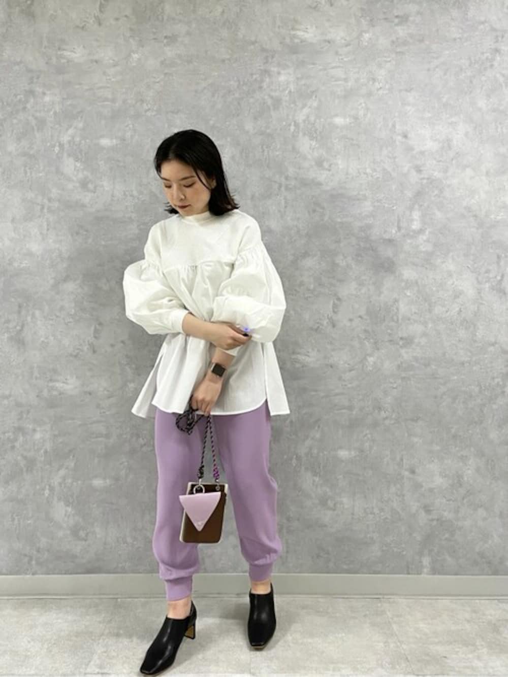 「#ブラウス、#カジュアル、#style、#outfit、#fashion、#パンツスタイル、#春コーデ、#ootd、#通勤スタイル、#パンツコーデ」｜「ELENDEEKのケーブルネックミックスチュニック（シャツ/ブラウス、ホワイト系）」を使った、ELENDEEK STAFFさん（レディース・155cm）の冬コーディネートの1枚目の写真