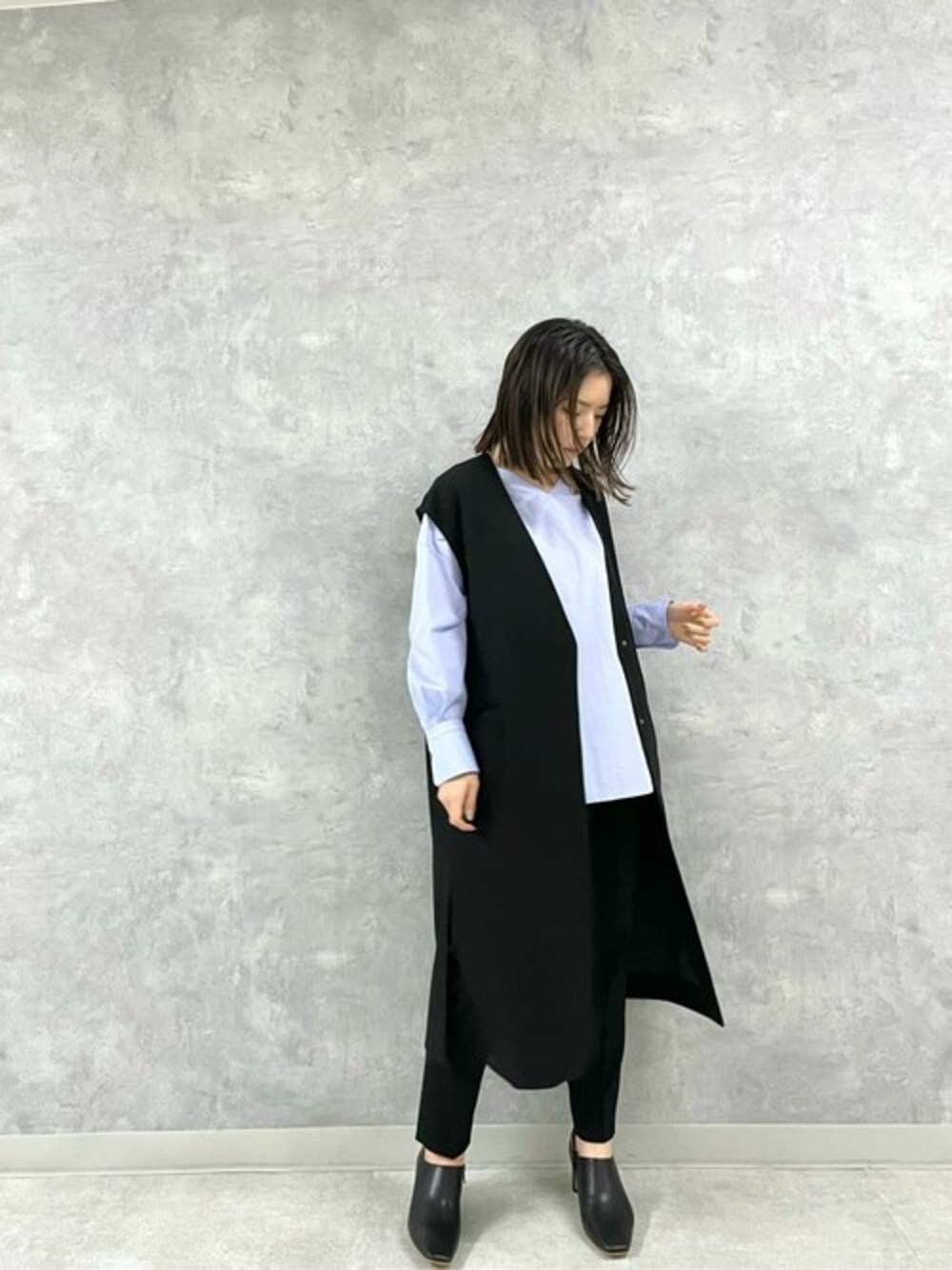 「パンツ、大人カジュアル、fashion、ジレ、ootd、春コーデ、通勤コーデ、outfit、ELENDEEK」｜「ELENDEEKのバックフレアブラウス（シャツ/ブラウス、ブルー系）」を使った、ELENDEEK STAFFさん（レディース・155cm）の冬コーディネートの1枚目の写真