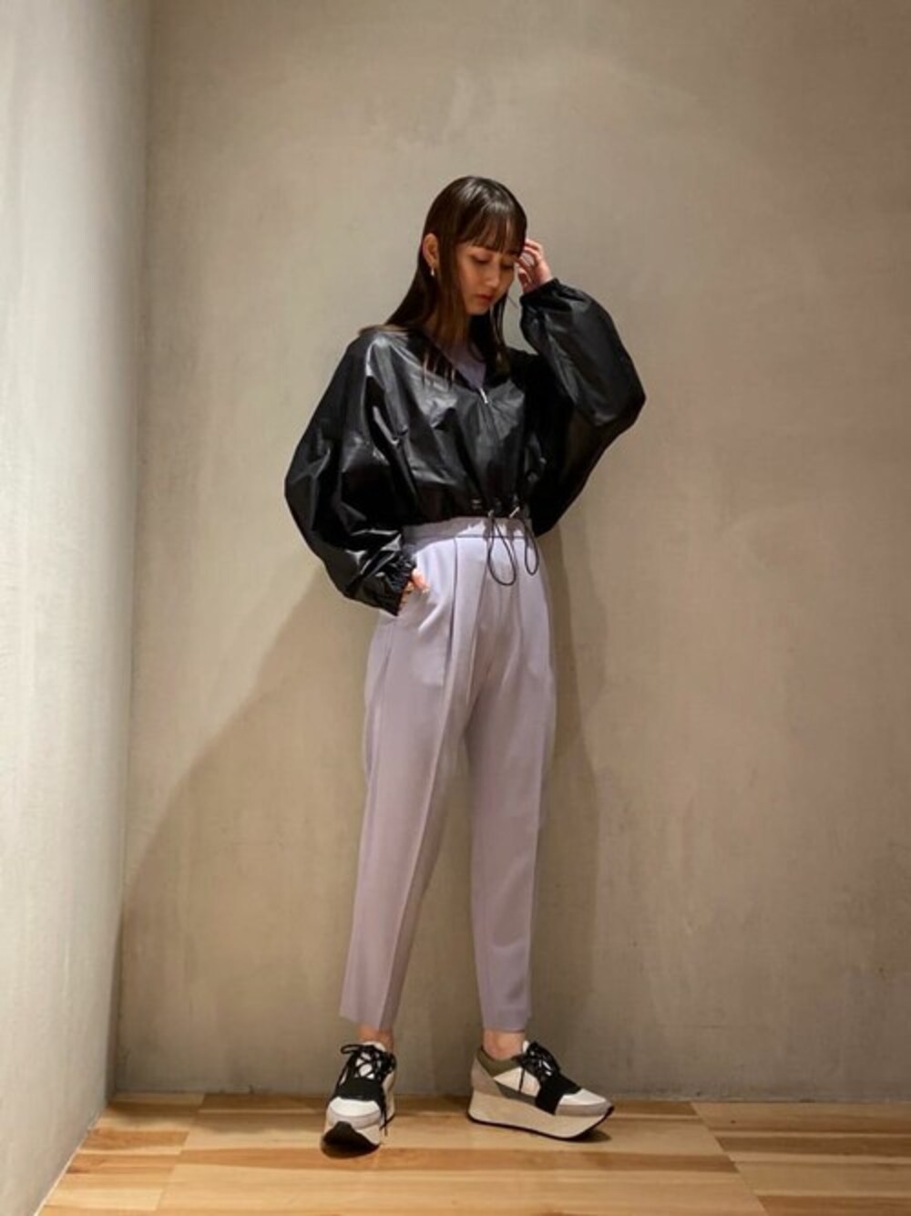 「ブルゾン、カラーパンツ、大人カジュアル、スニーカーコーデ、fashion、大人コーデ、ootd、春コーデ、ELENDEEK」｜「ELENDEEKのギャザーショートブルゾン（ブルゾン、グリーン系）」を使った、ELENDEEK STAFFさん（レディース・165cm）の春コーディネートの1枚目の写真