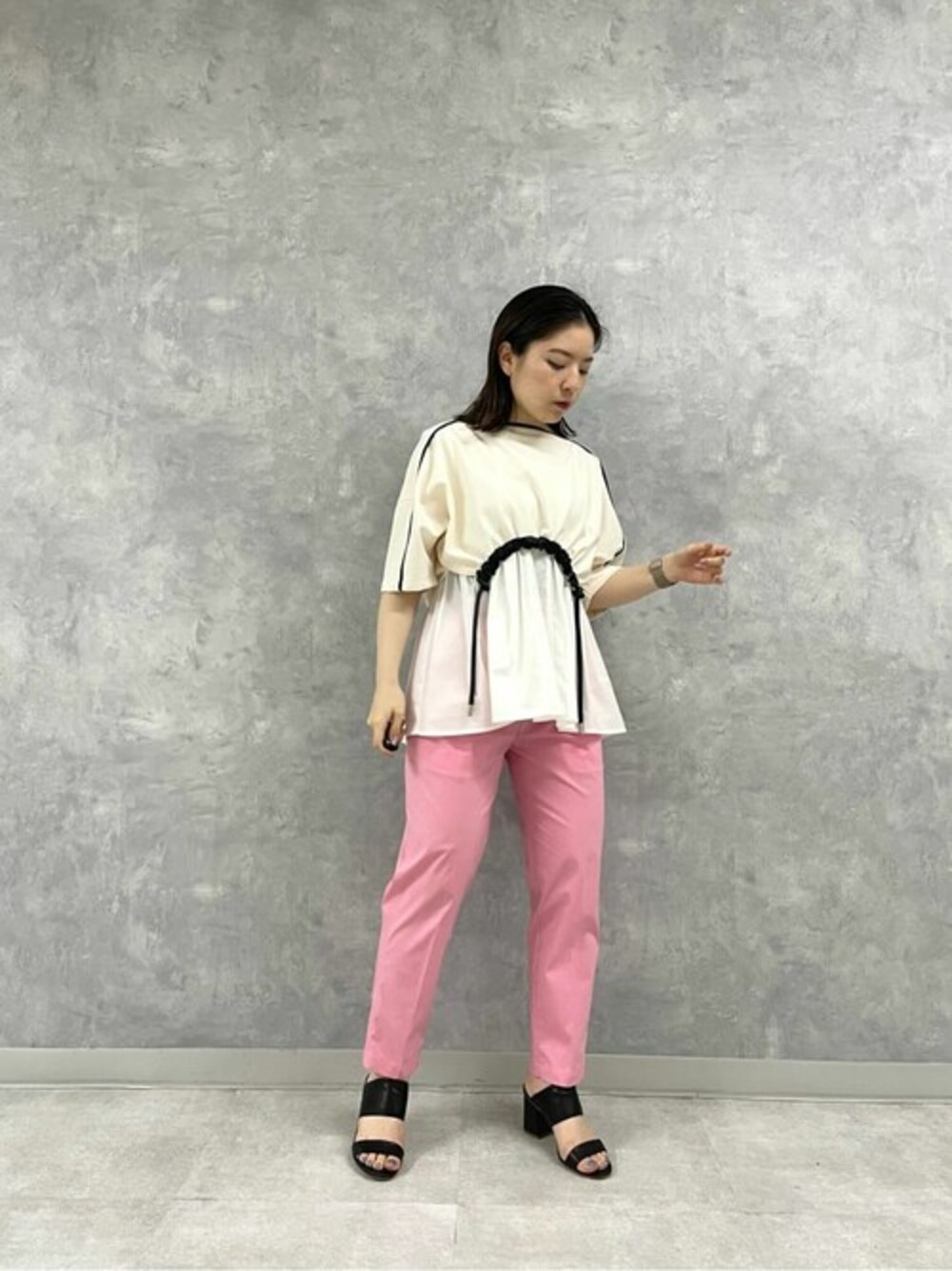 ピンク系のその他パンツ、ホワイト系のシャツ/ブラウスを着用したレディースの春コーディネートの1枚目の写真