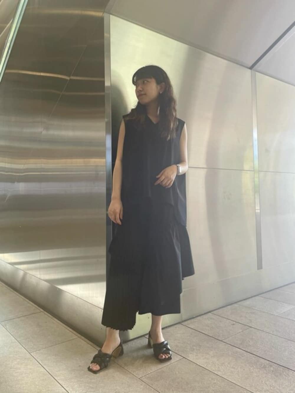 「ELENDEEK」｜「ELENDEEKのフロントクロスミュール（サンダル、ブラック系）」を使った、ELENDEEK STAFFさん（レディース・157cm）の夏コーディネートの1枚目の写真