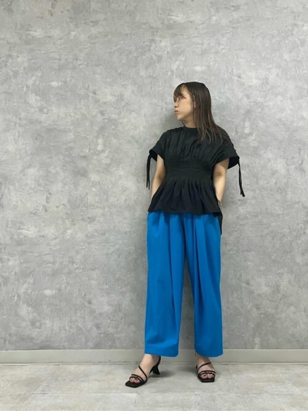 「ELENDEEK、カラー×コーデ」｜「ELENDEEKのTHIN TUCK GATHER BL（シャツ/ブラウス、ブラック系）」を使った、ELENDEEK STAFFさん（レディース・153cm）の夏コーディネートの1枚目の写真