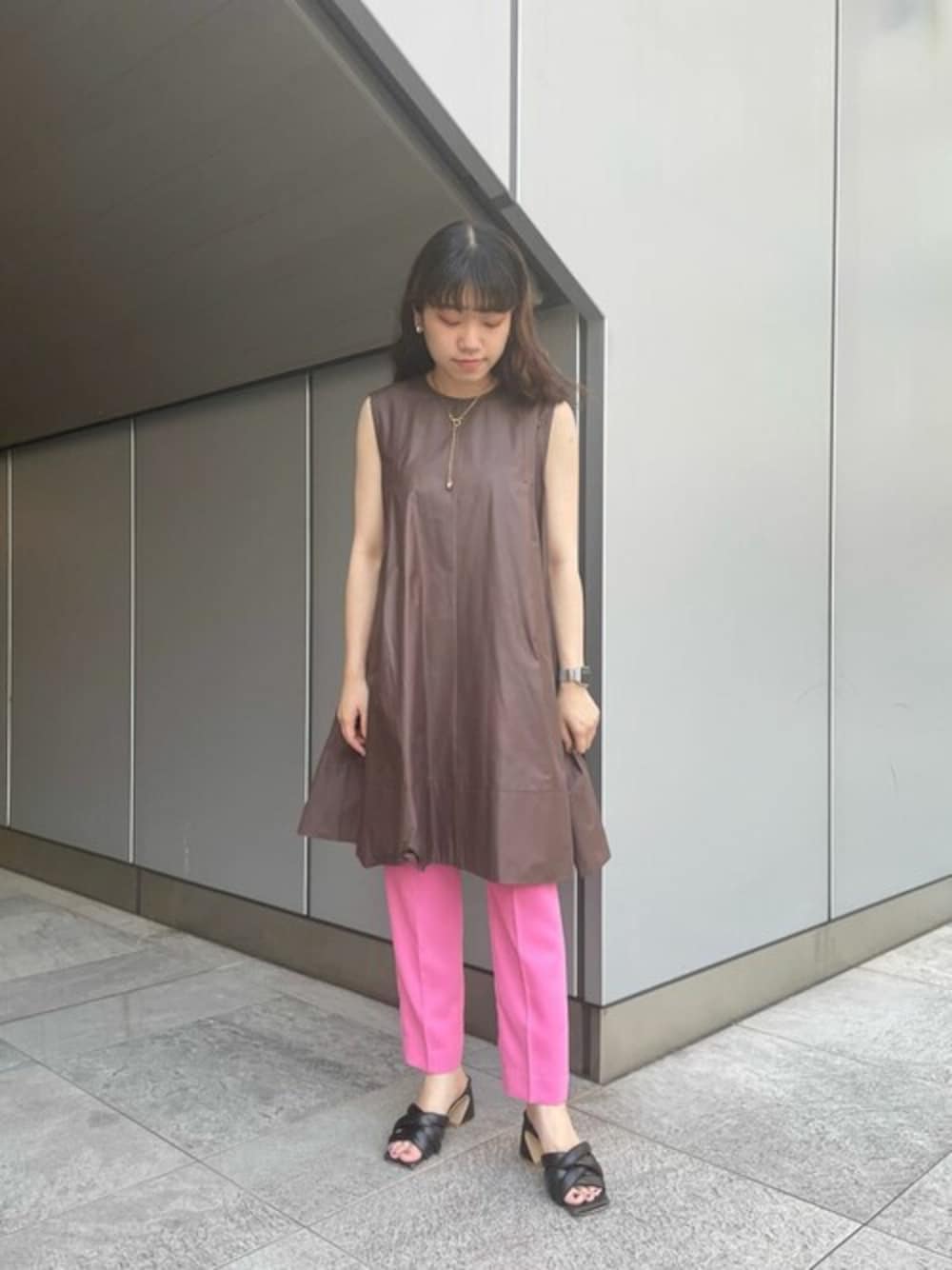 「ELENDEEK、カラー×コーデ」｜「ELENDEEKのイージーテーパードパンツ（その他パンツ、ピンク系）」を使った、ELENDEEK STAFFさん（レディース・157cm）の夏コーディネートの1枚目の写真
