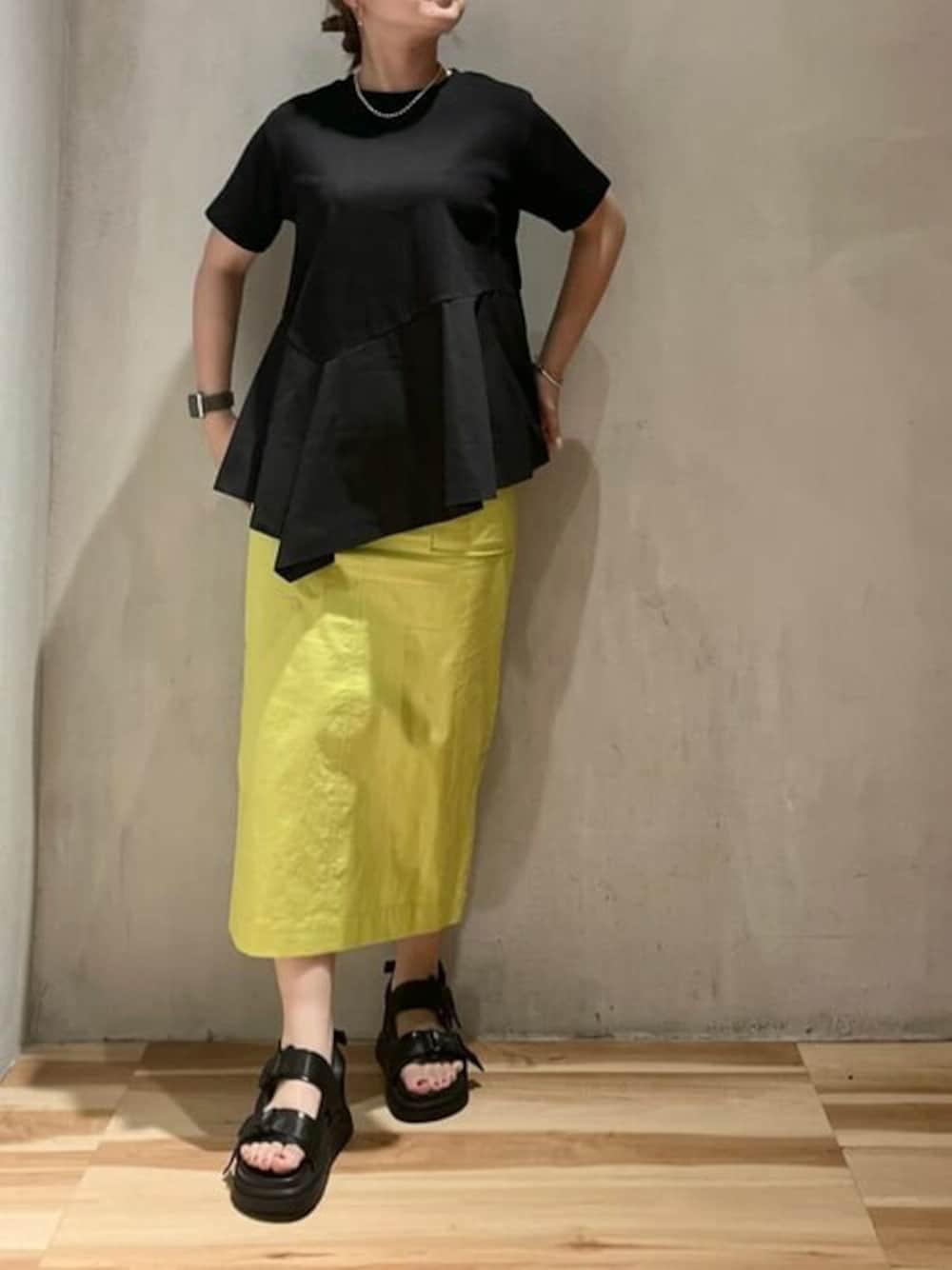 「ELENDEEK、カラー×コーデ」｜「ELENDEEKのフィンコンビネーションカットソー（Tシャツ/カットソー、ブラック系）」を使った、ELENDEEK STAFFさん（レディース・155cm）の夏コーディネートの1枚目の写真
