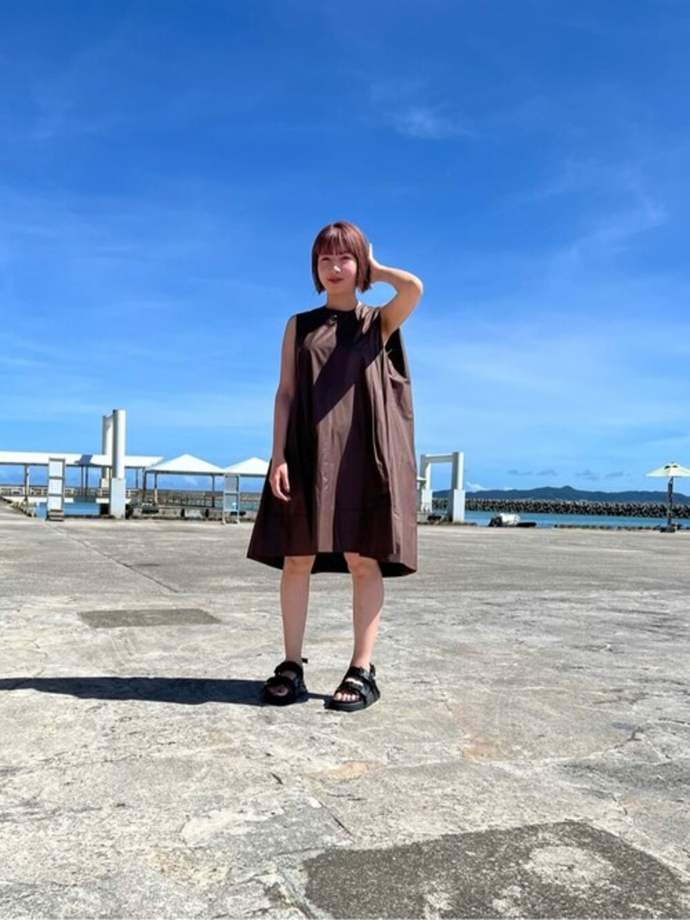 「ELENDEEK」｜「ELENDEEKのタンクテントミニワンピース（ワンピース、ブラウン系）」を使った、ELENDEEK STAFFさん（レディース・162cm）の夏コーディネートの1枚目の写真
