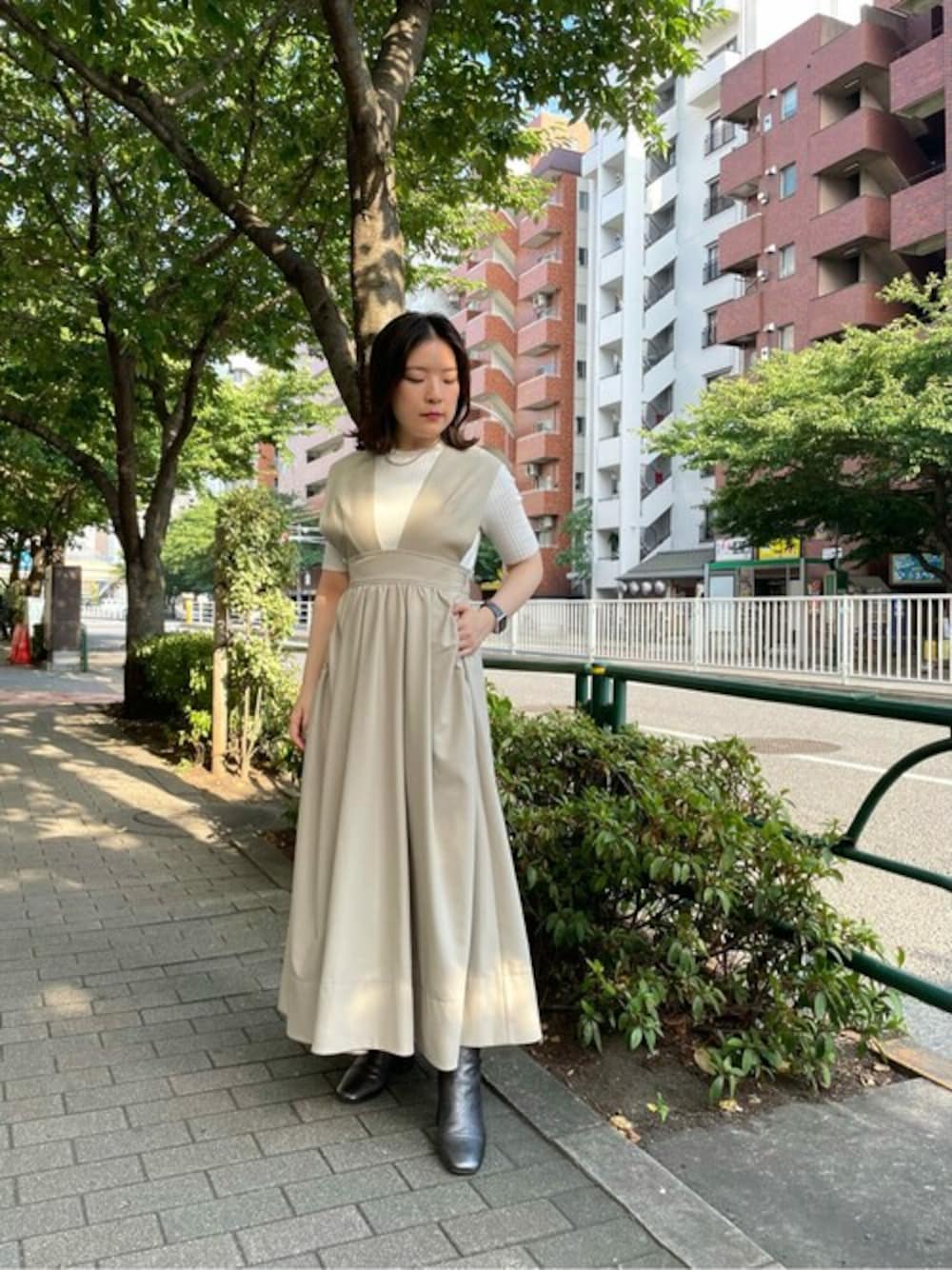 「ELENDEEKのハーフスリーブリブニット（ニット/セーター、ホワイト系）」を使った、ELENDEEK STAFFさん（レディース・155cm）の夏コーディネートの1枚目の写真