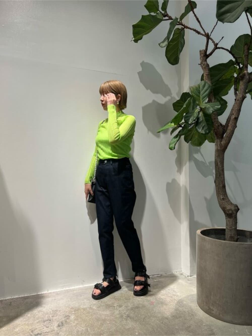 「ELENDEEK、カラー×コーデ」｜「ELENDEEKのハイネックシアーリブニット（ニット/セーター、グリーン系）」を使った、ELENDEEK STAFFさん（レディース・162cm）の夏コーディネートの1枚目の写真