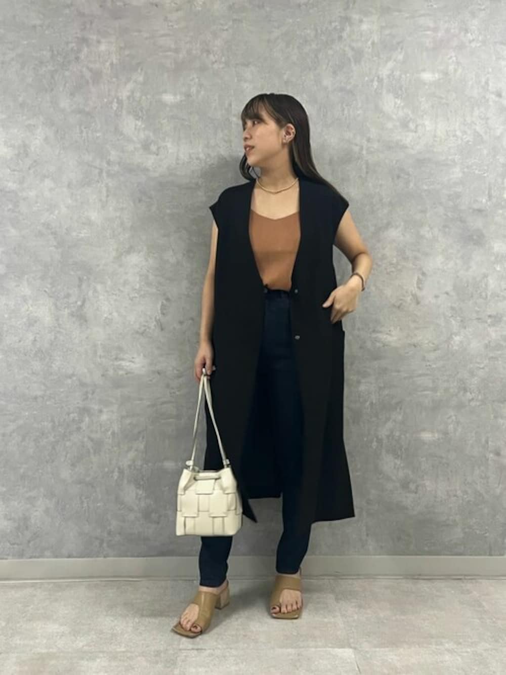 「ELENDEEKのノーカラージレ（ノーカラージャケット、ブラック系）」を使った、ELENDEEK STAFFさん（レディース・153cm）の夏コーディネートの1枚目の写真