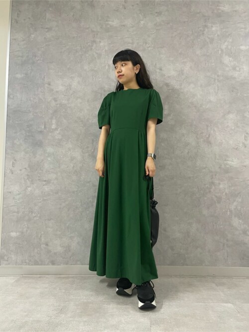 「ELENDEEK」｜「ELENDEEKのモードジャジーフィット＆フレアワンピース（ワンピース、グリーン系）」を使った、ELENDEEK STAFFさん（レディース・160cm）の夏コーディネートの1枚目の写真