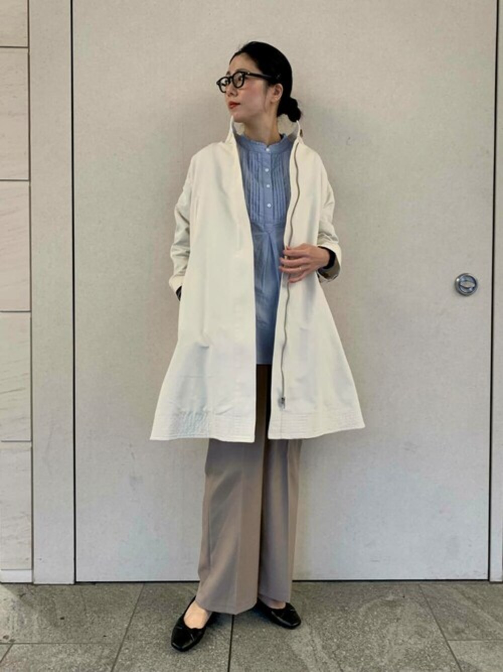 「アーバンリサーチ、URBAN RESEARCH、Sonny　Label、サニーレーベル」｜「URBAN RESEARCH Sonny Labelのスタンドフリルカラーコットンタックドレスシャツ（シャツ/ブラウス、ブルー系）」を使った、SonnyLabel WOMENさん（レディース・168cm）の春コーディネートの1枚目の写真