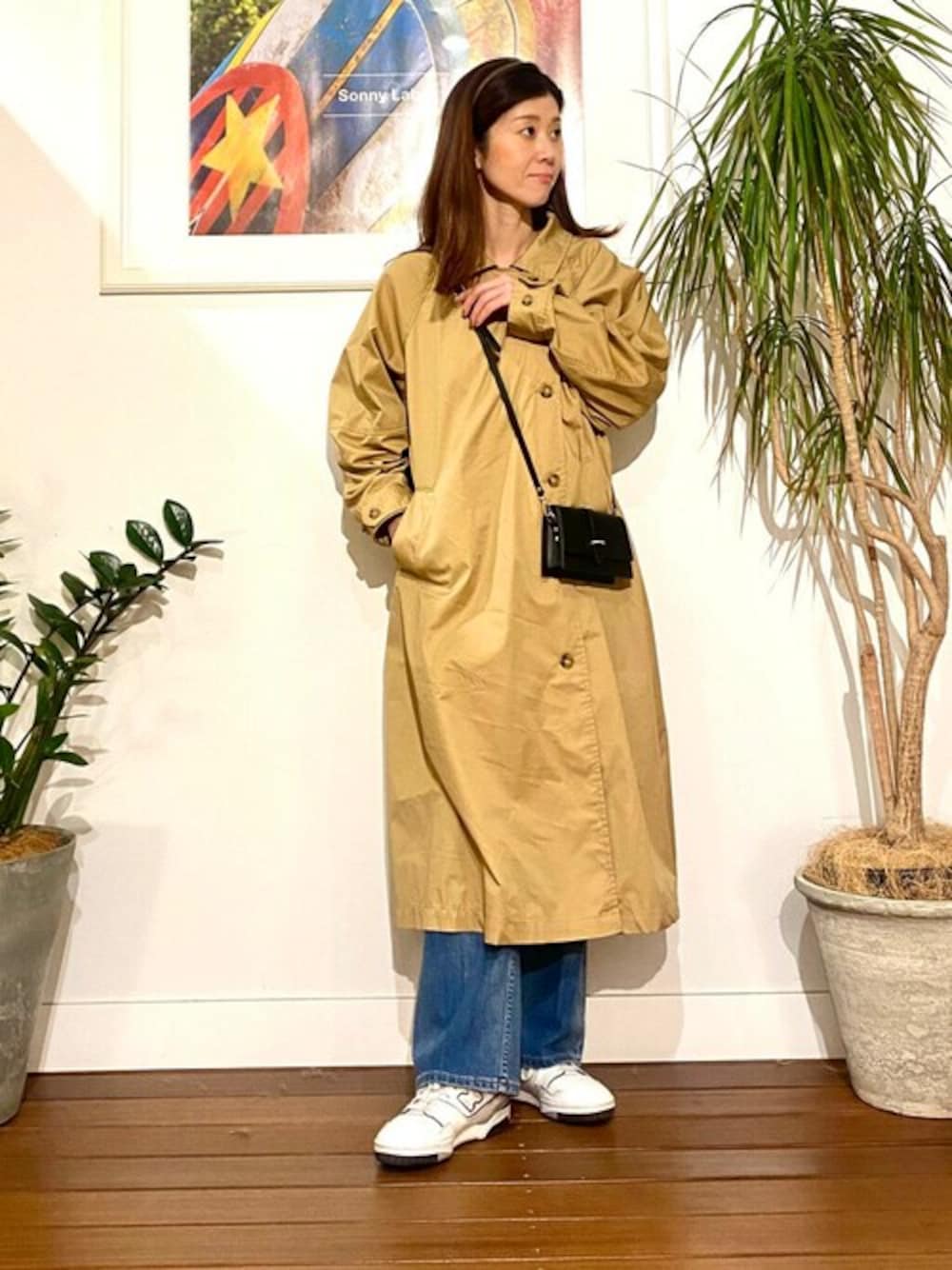 「デニム、トレンチコート、アーバンリサーチ、春アウター、春コーデ、カジュアルコーデ、URBAN RESEARCH、Sonny　Label、サニーレーベル」｜「URBAN RESEARCH Sonny Labelのコクーンスリーブトレンチコート（トレンチコート、ベージュ系）」を使った、SonnyLabel WOMENさん（レディース・158cm）の春コーディネートの1枚目の写真