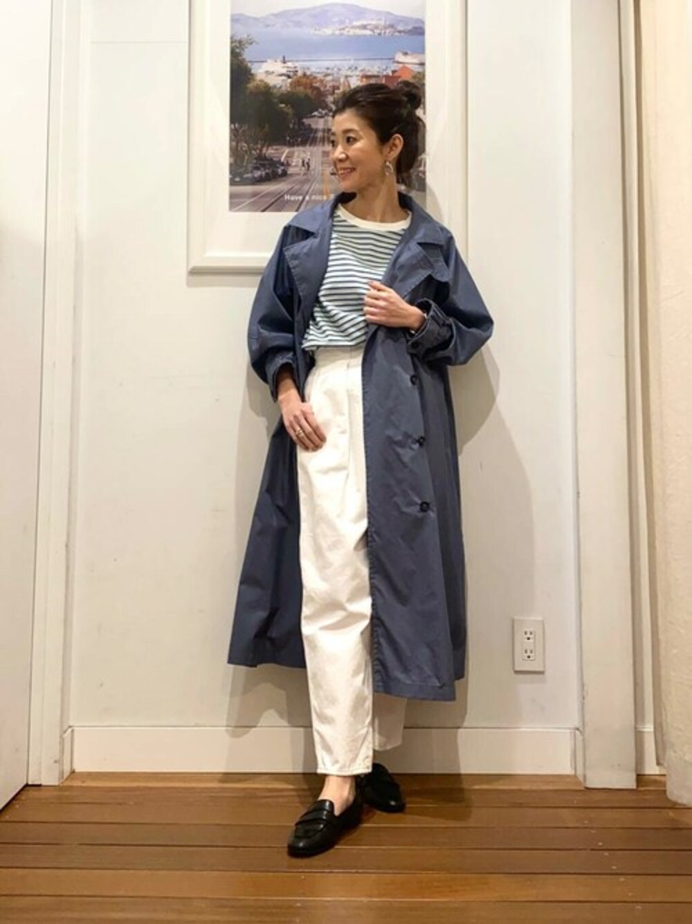 「　、トレンチコート、ブルー、アーバンリサーチ、春コーデ、カジュアルコーデ、URBAN RESEARCH、Sonny　Label、サニーレーベル」｜「STAR&STRIPEのSTAR&STRIPE　MULTI BORDER T-SHIRTS（Tシャツ/カットソー、グリーン系）」を使った、SonnyLabel WOMENさん（レディース・158cm）の春コーディネートの1枚目の写真