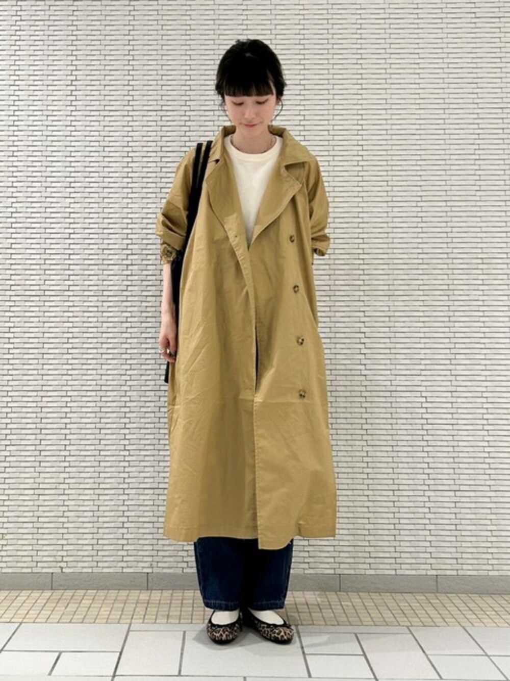 「トートバッグ、トレンチコート、アーバンリサーチ、バレエシューズ、シンプルコーデ、春コーデ、カジュアルコーデ、URBAN RESEARCH、Sonny　Label、サニーレーベル」｜「URBAN RESEARCH Sonny Labelのコクーンスリーブトレンチコート（トレンチコート、ベージュ系）」を使った、SonnyLabel WOMENさん（レディース・160cm）の春コーディネートの1枚目の写真