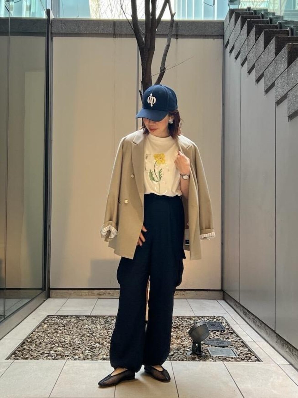 ブルー系のカーゴパンツ、ブラウン系のその他アウターを着用したレディースの春コーディネートの1枚目の写真