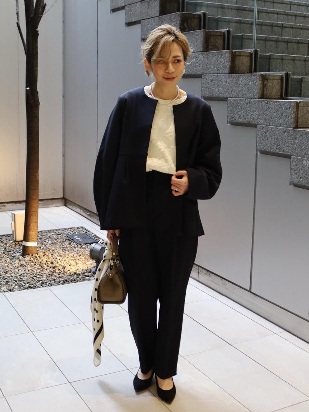 ブルー系のその他パンツ、ホワイト系のシャツ/ブラウス、ブルー系のノーカラージャケットを着用したレディースの冬コーディネートの1枚目の写真