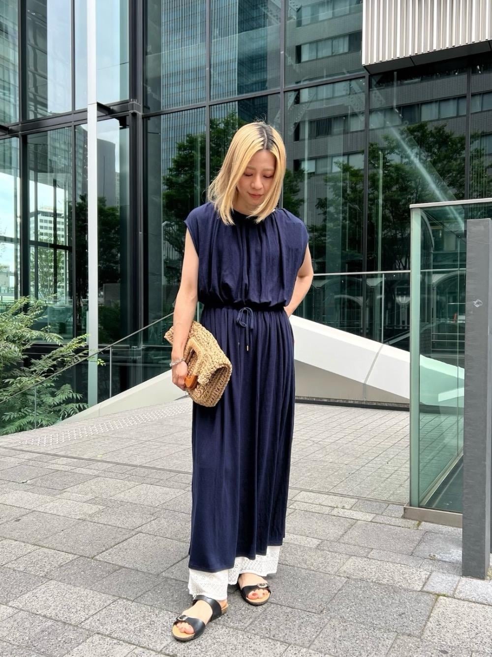 ベージュ系のトートバッグ、ホワイト系のその他パンツ、ブルー系のワンピースを着用したレディースの夏コーディネートの1枚目の写真