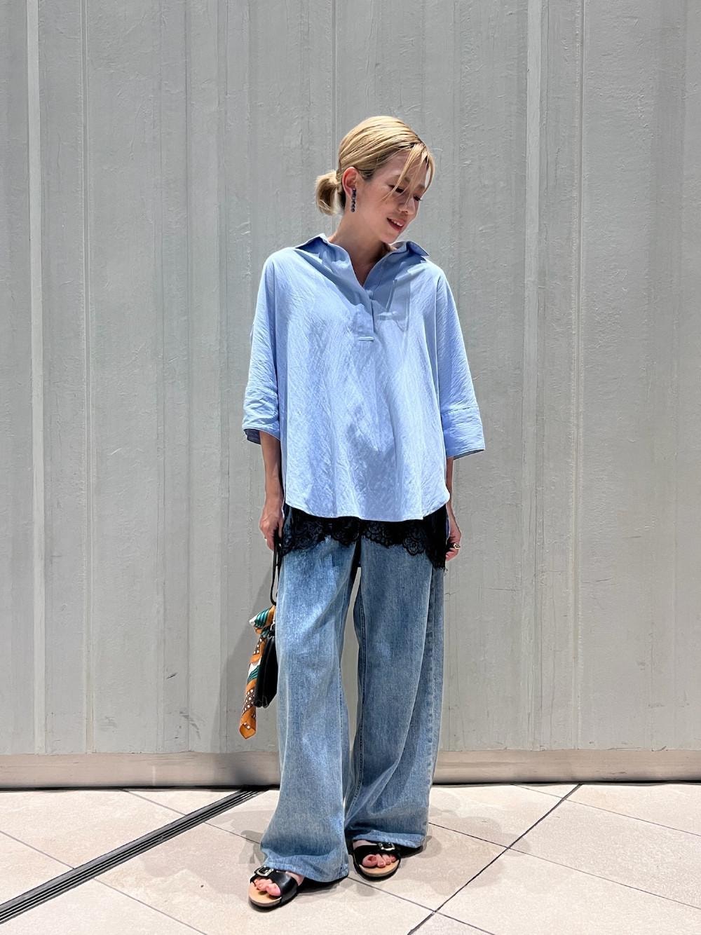 ブラック系のシャツ/ブラウス、ブルー系のデニムパンツ、ブルー系のシャツ/ブラウスを着用したレディースの夏コーディネートの1枚目の写真