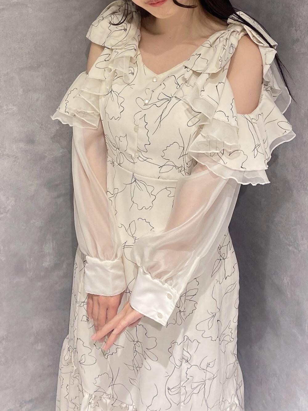 「デート、MAJESTIC LEGON、バレンタイン、低身長、マジェスティックレゴン、骨格ウェーブ、ワンピ―ス、ブルべ夏、フェミニン 」｜「MAJESTIC LEGONの【小栗有以さん着用】【5サイズ展開/XXLサイズあり】レディギャザーストラップパンプス（パンプス、ホワイト系）」を使った、なおさん（レディース・153cm）の冬コーディネートの1枚目の写真