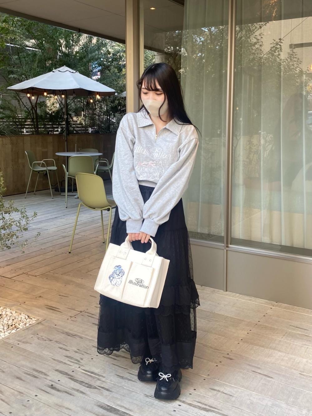 「カジュアル、コラボ、デート、MAJESTIC LEGON、低身長、マジェスティックレゴン、骨格ウェーブ、ブルべ夏、フェミニン 」｜「MAJESTIC LEGONの【圧倒的映え！カスタマイズ可能/高レビュー★★★★★】2WAYデコリボンスニーカー（スニーカー、ブラック系）」を使った、なおさん（レディース・153cm）の冬コーディネートの1枚目の写真
