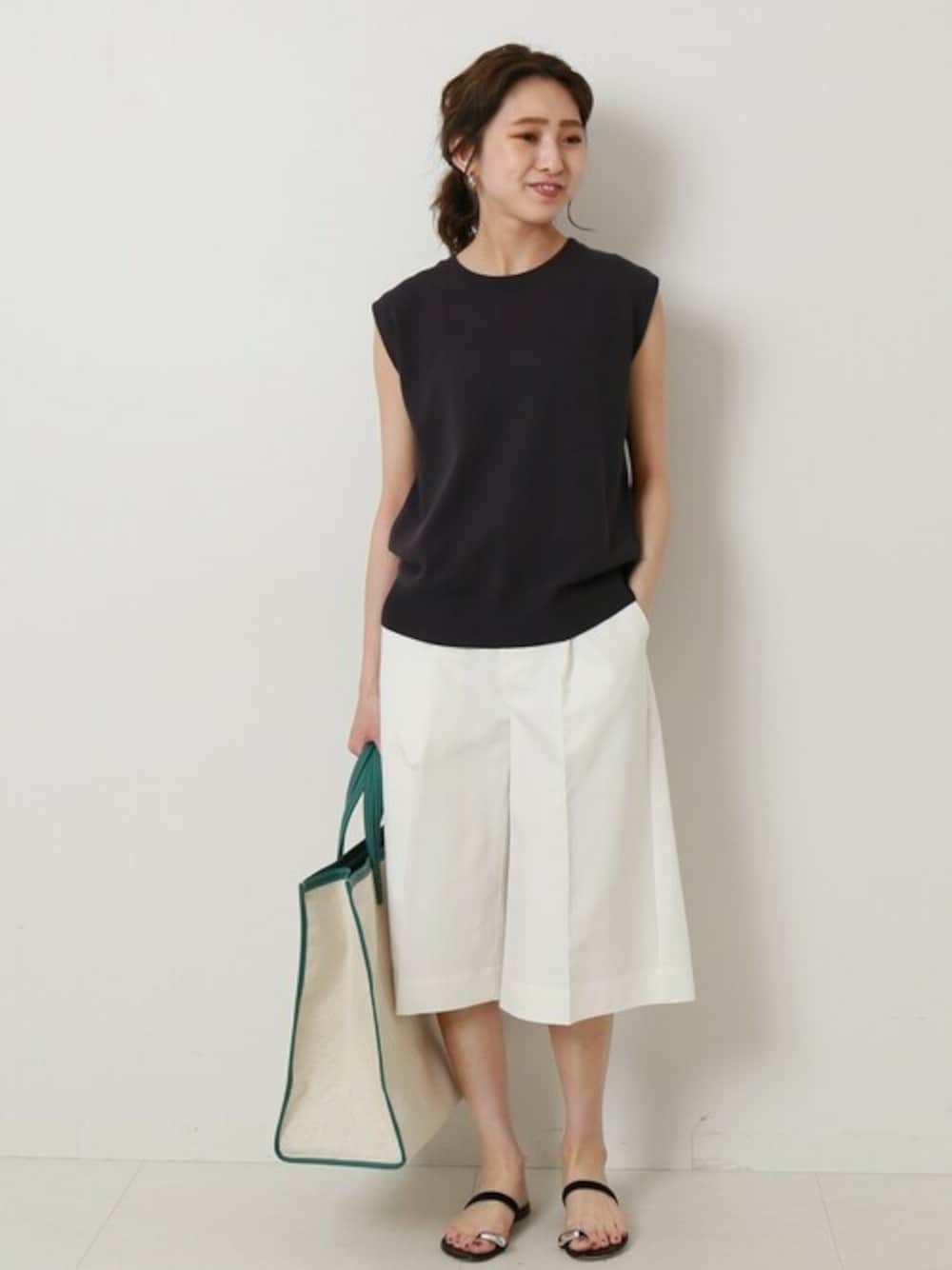 ブラック系のサンダル、ホワイト系のその他パンツ、グレー系のニット/セーターを着用したレディースの夏コーディネートの1枚目の写真