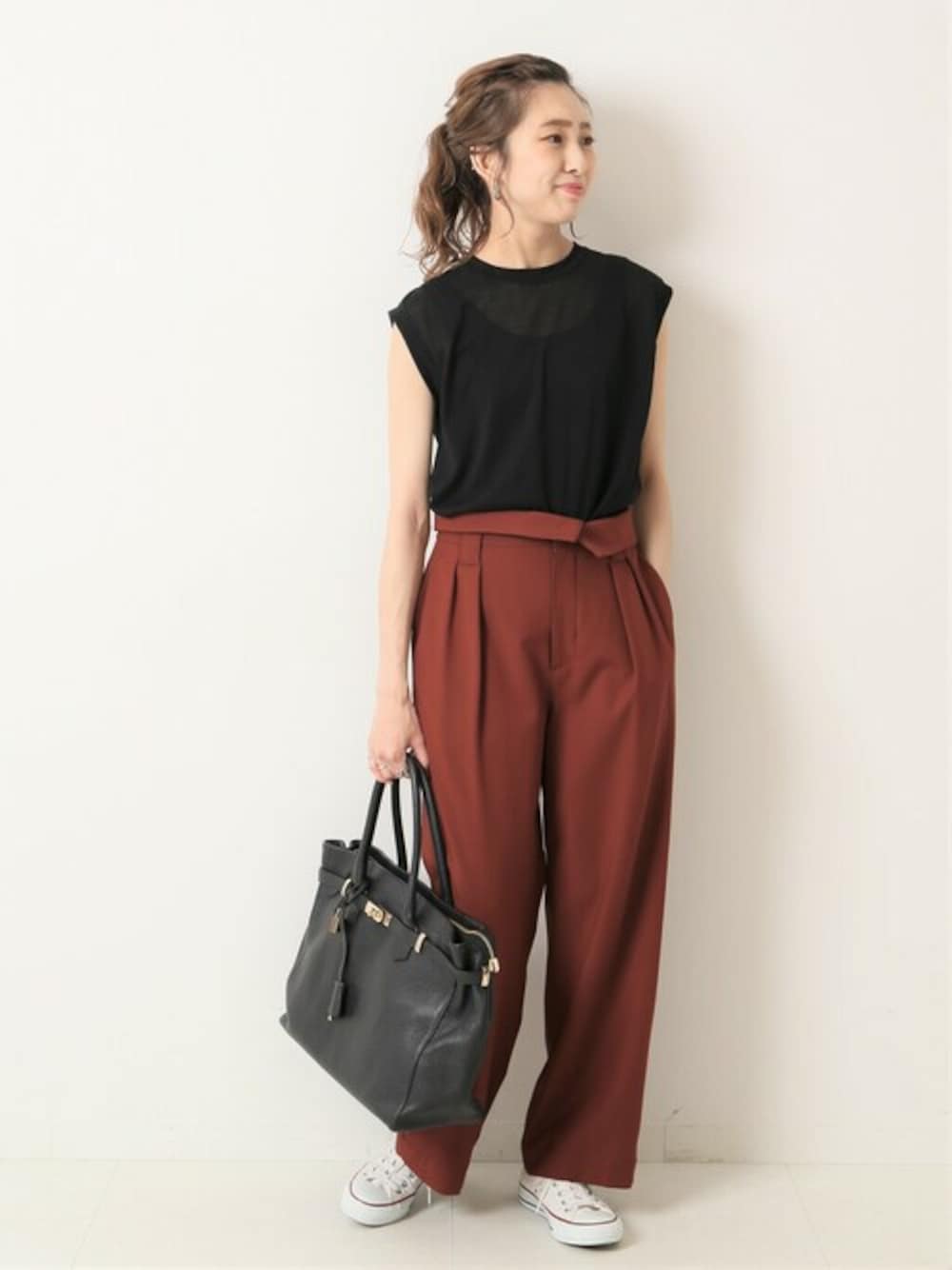 レッド系のその他パンツ、ブラック系のTシャツ/カットソー、ホワイト系のスニーカーを着用したレディースの夏コーディネートの1枚目の写真